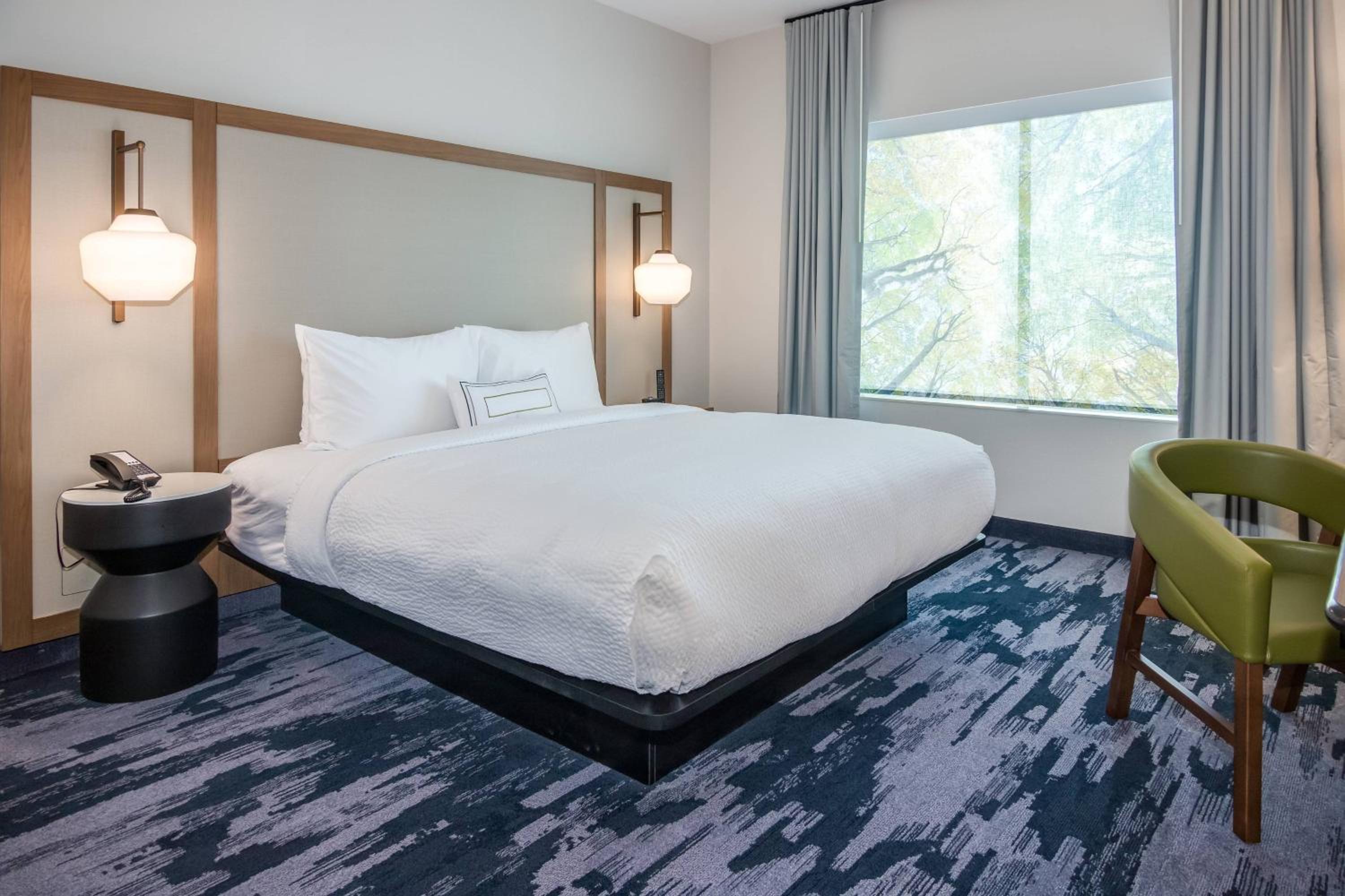 King Room with Roll-in Shower - Mobility Accessible photo 3