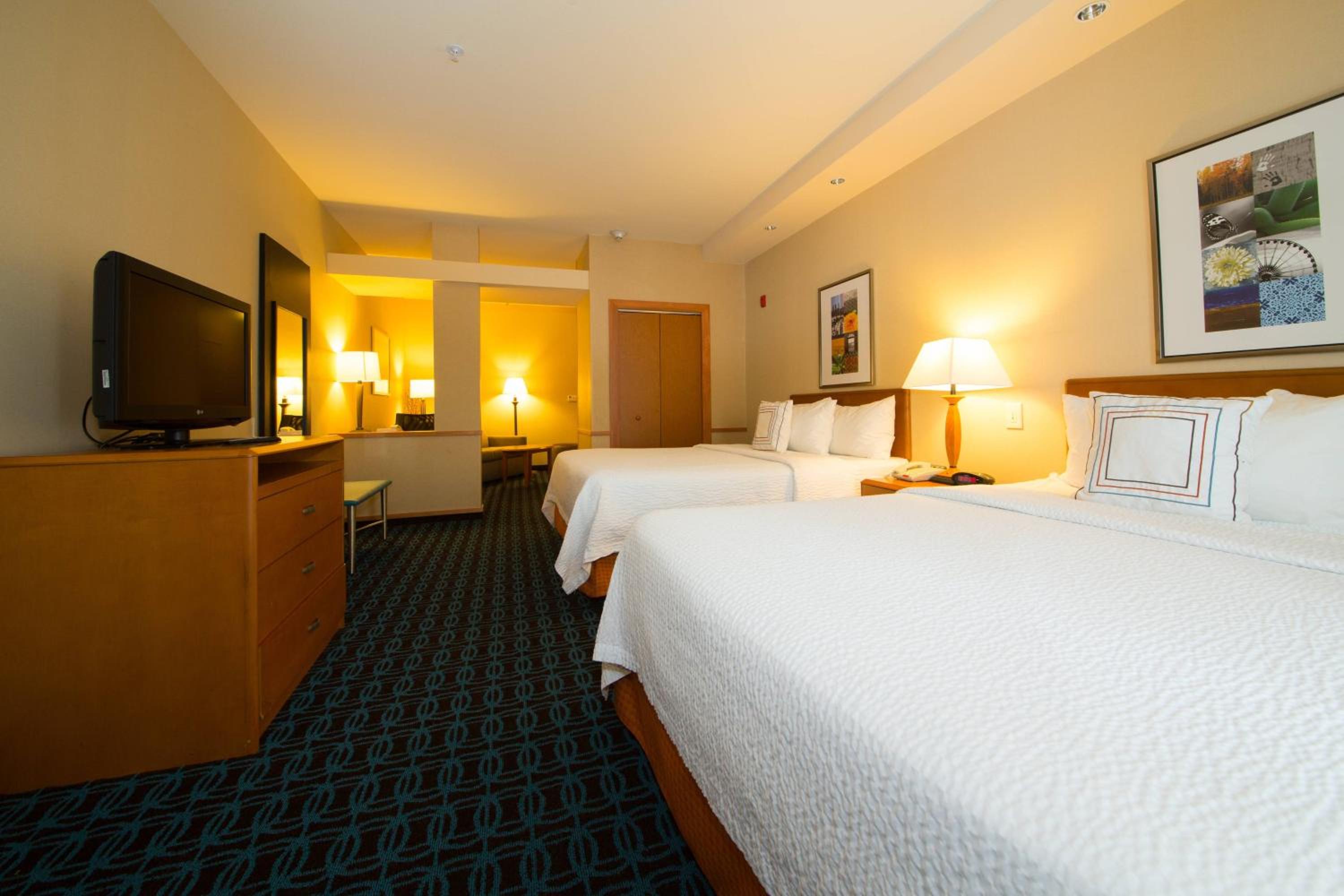 Queen Suite with Two Queen Beds and Sofa Bed - Photo 3