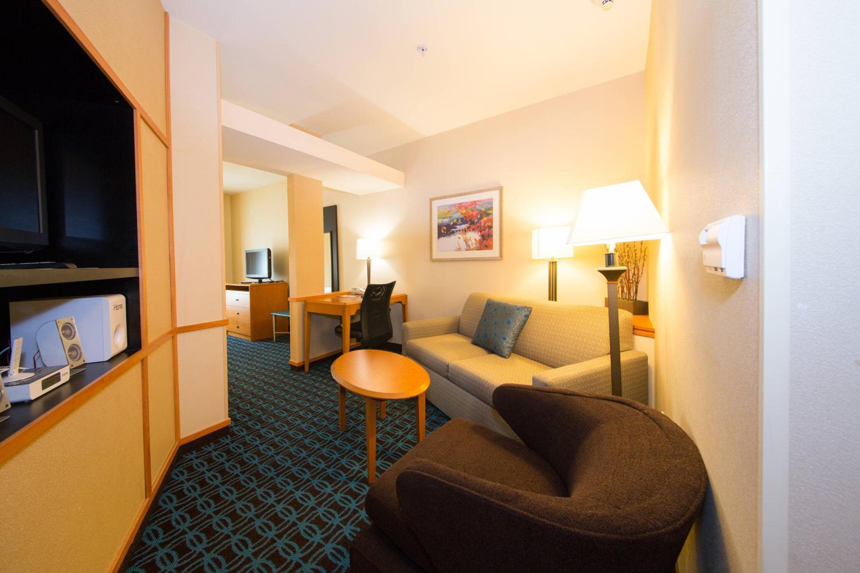 Queen Suite with Two Queen Beds and Sofa Bed - Photo 4