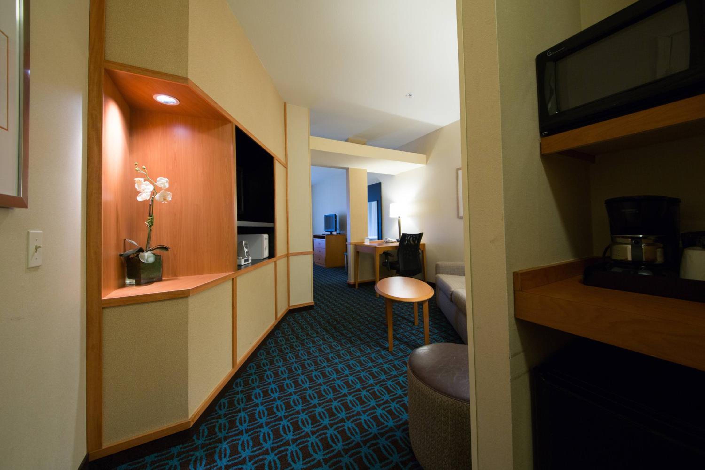 Queen Suite with Two Queen Beds and Sofa Bed - Photo 2
