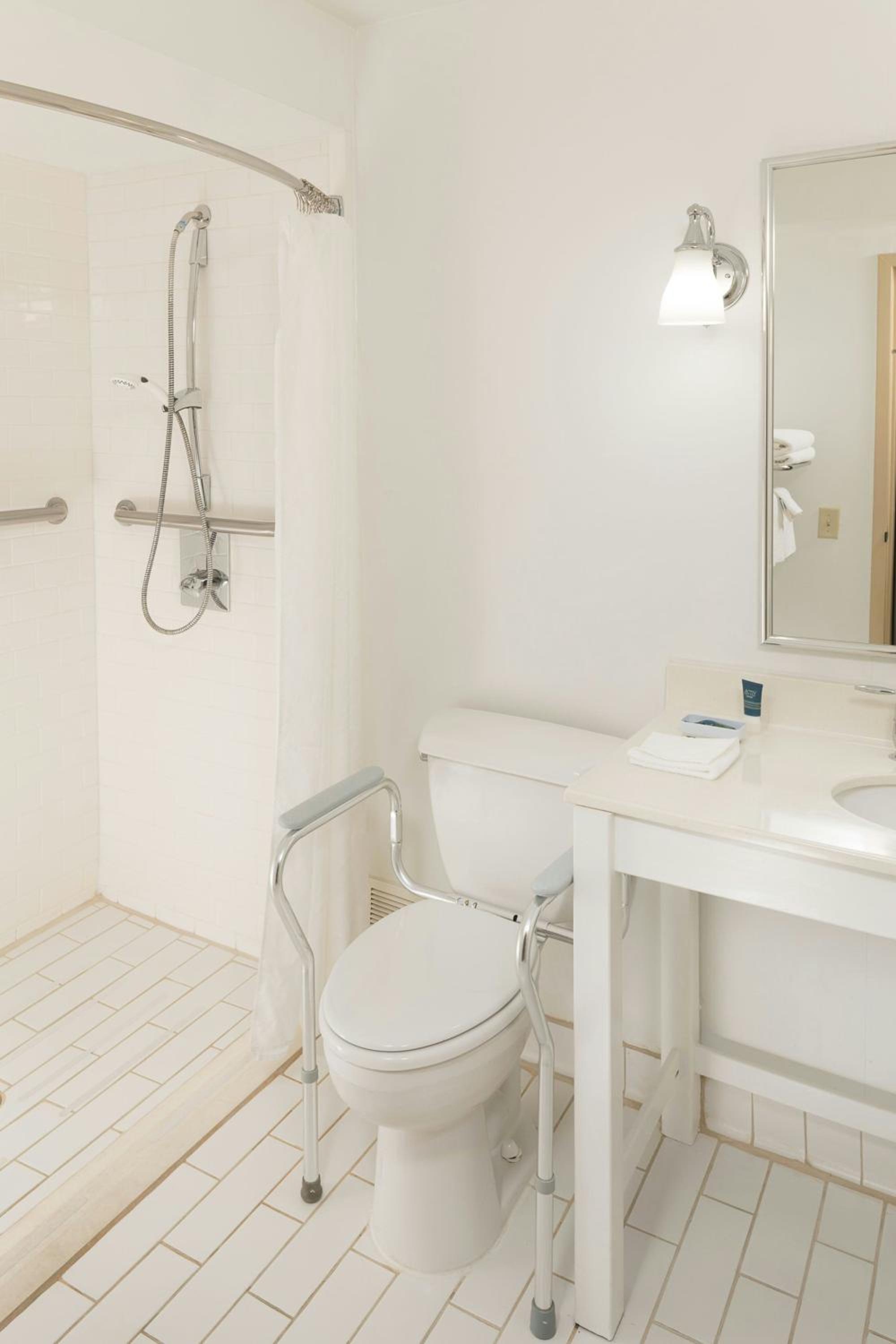 King Room - Mobility/Hearing Accessible with Tub - Photo 4