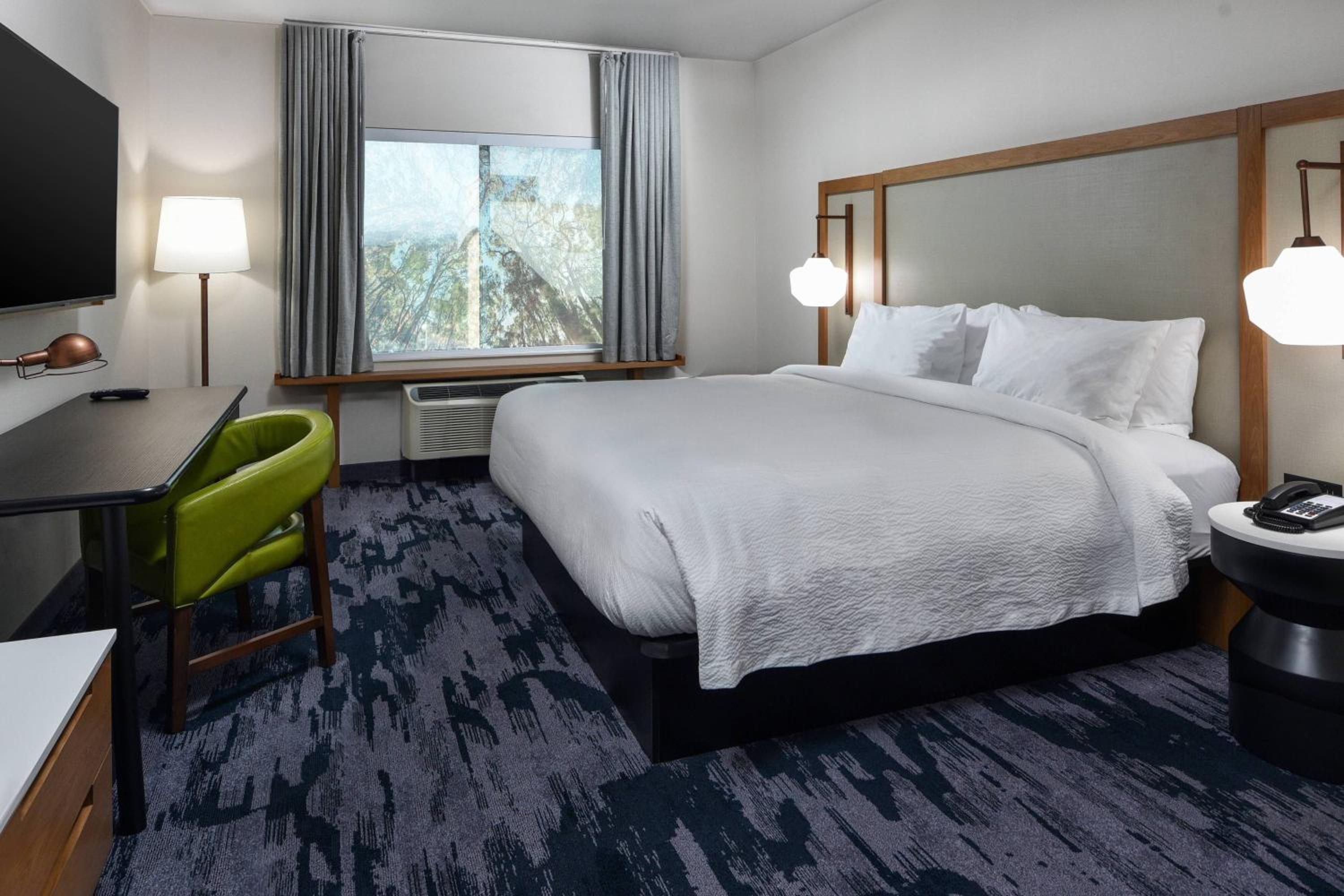 King Room with Roll-in Shower - Mobility Accessible