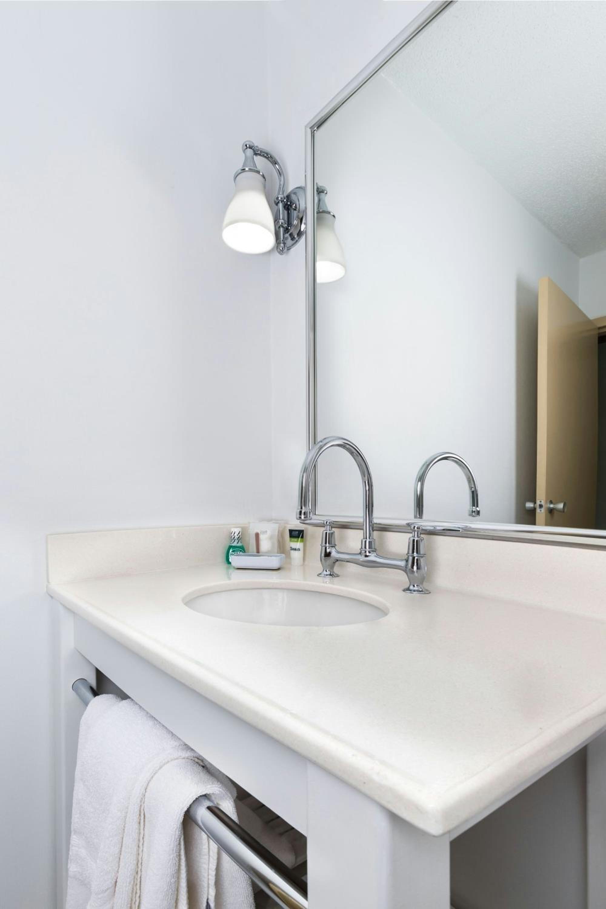 King Room - Mobility/Hearing Accessible with Tub - Photo 3