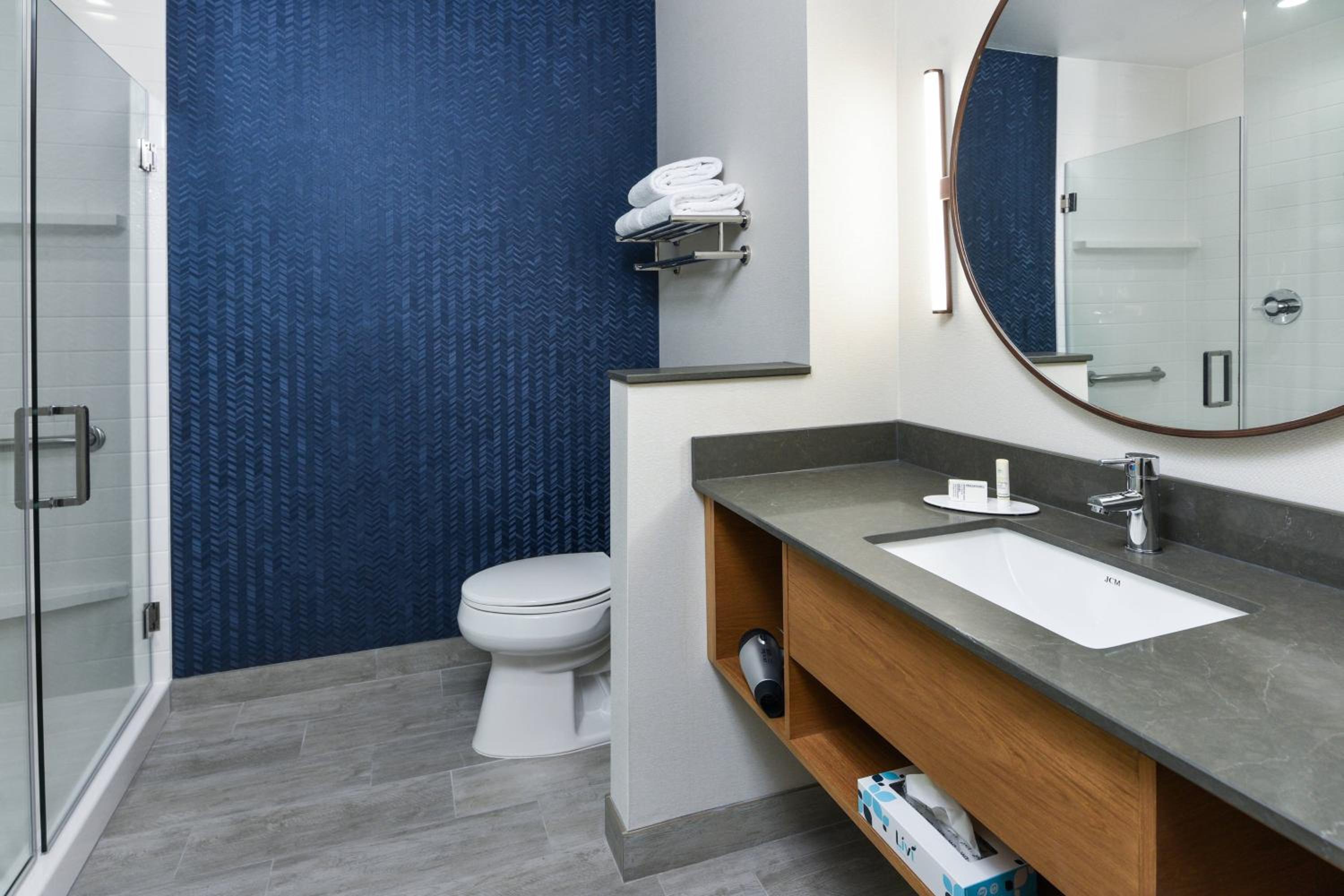 Larger Guest room, 2 King (Mobility Accessible w/ Tub) - Photo 5