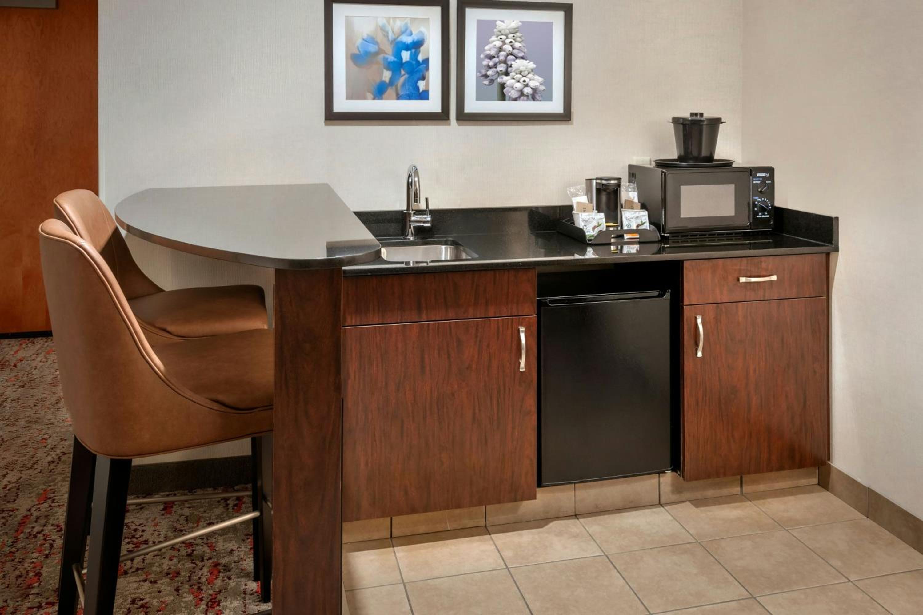 One-Bedroom King Suite with Sofa Bed - Hearing Accessible - Photo 3