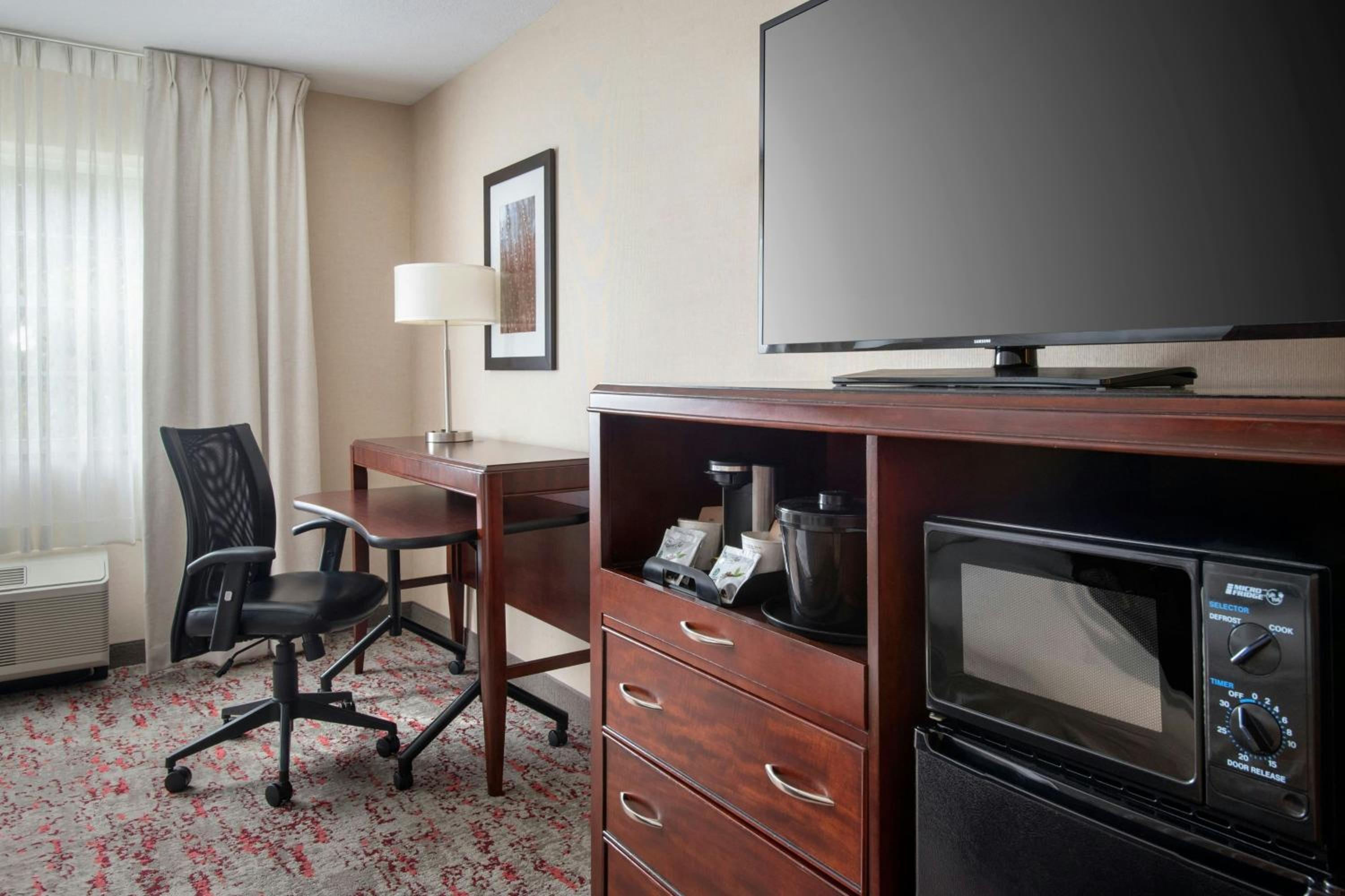King Studio with Sofa Bed and Adapted Tub - Mobility and Hearing Accessible - Photo 4