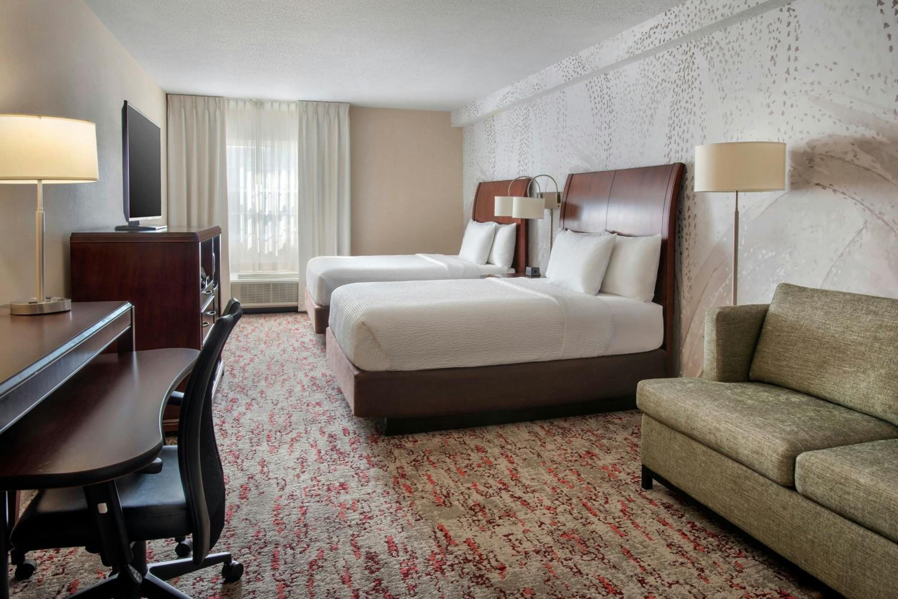 Studio with Two Queen Beds, Bathtub and Sofa Bed - Mobility Access/Hearing Accessible - Photo 1