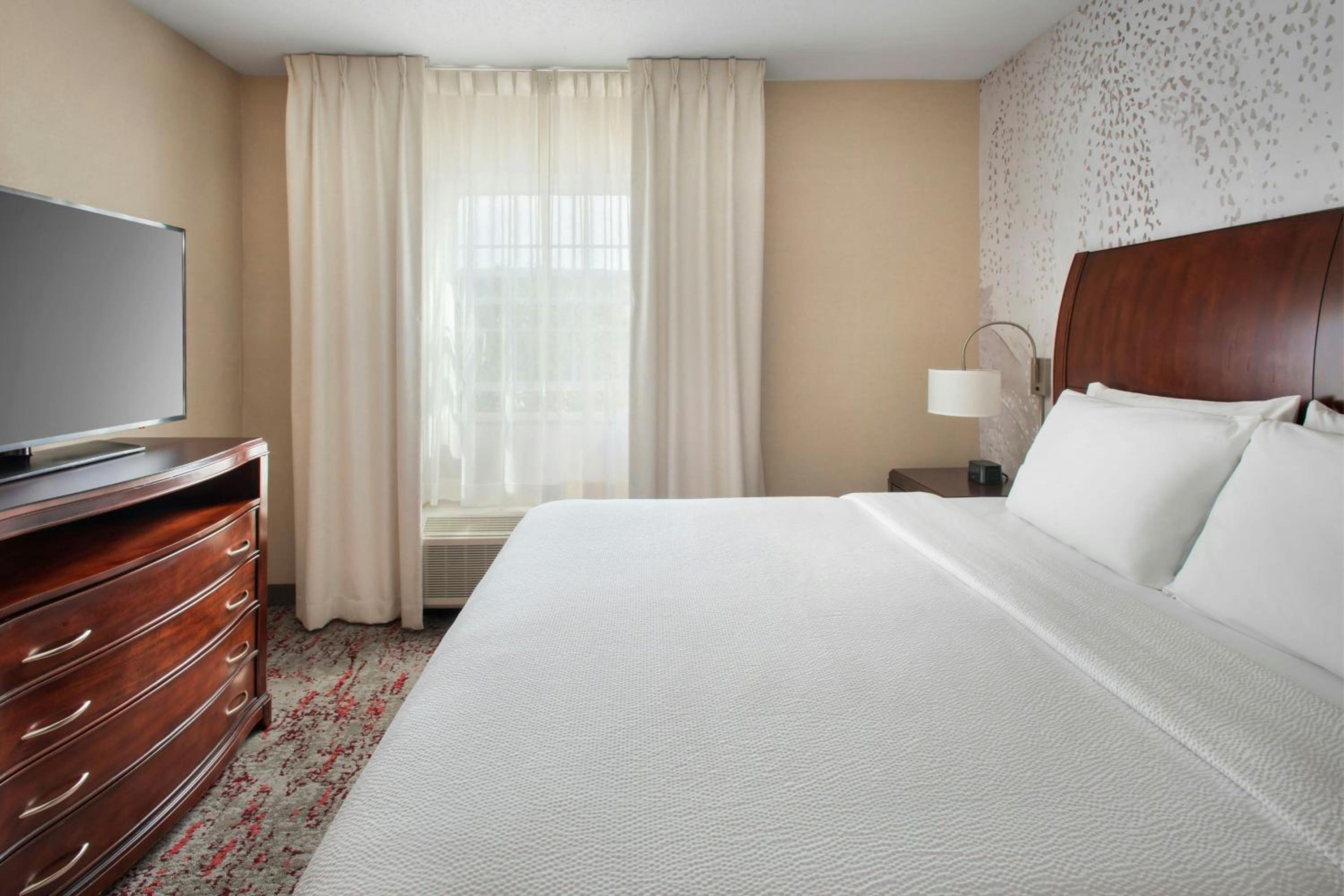 One-Bedroom King Suite with Sofa Bed - Hearing Accessible - Photo 2