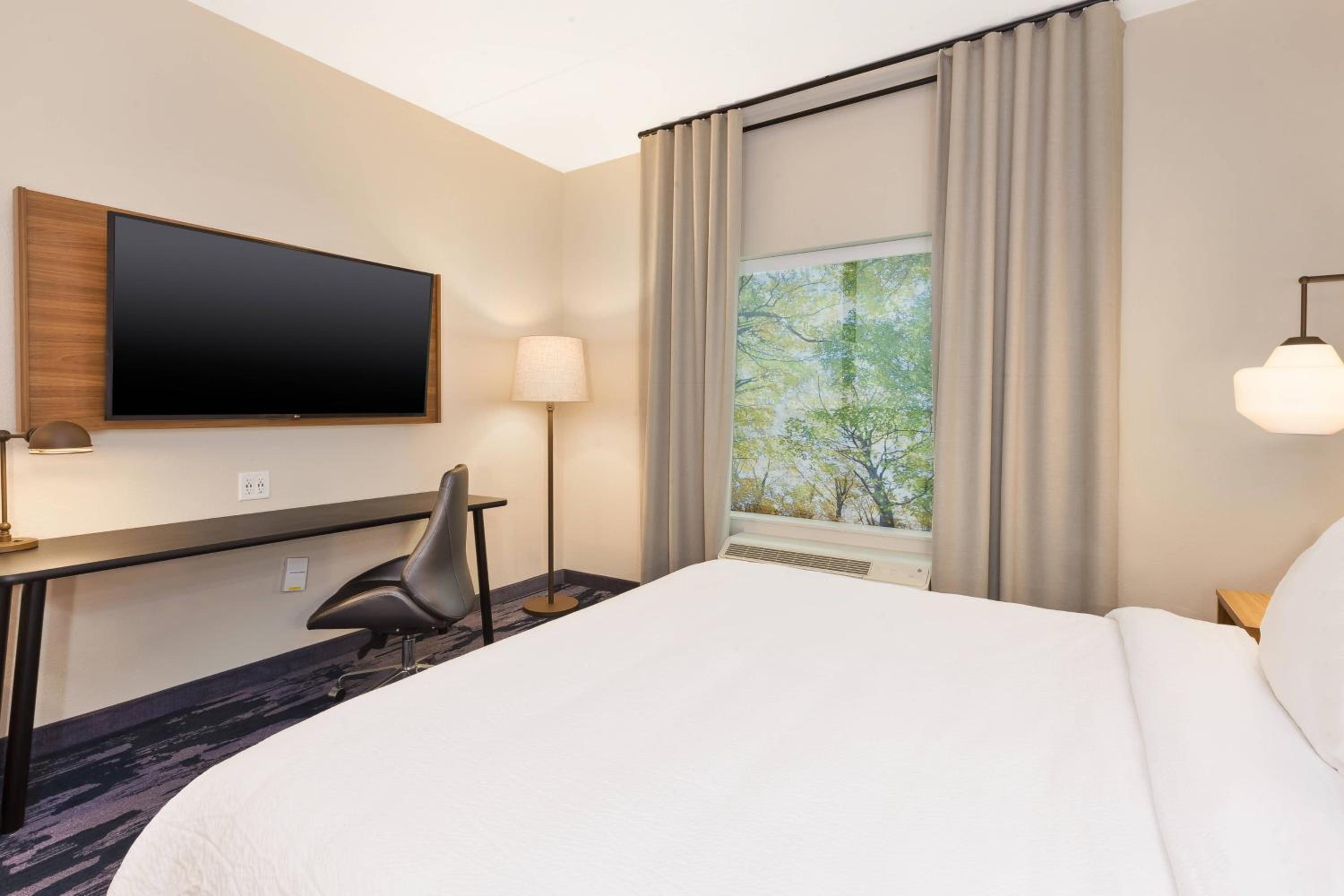 King Room with Roll-In Shower - Mobility Accessible