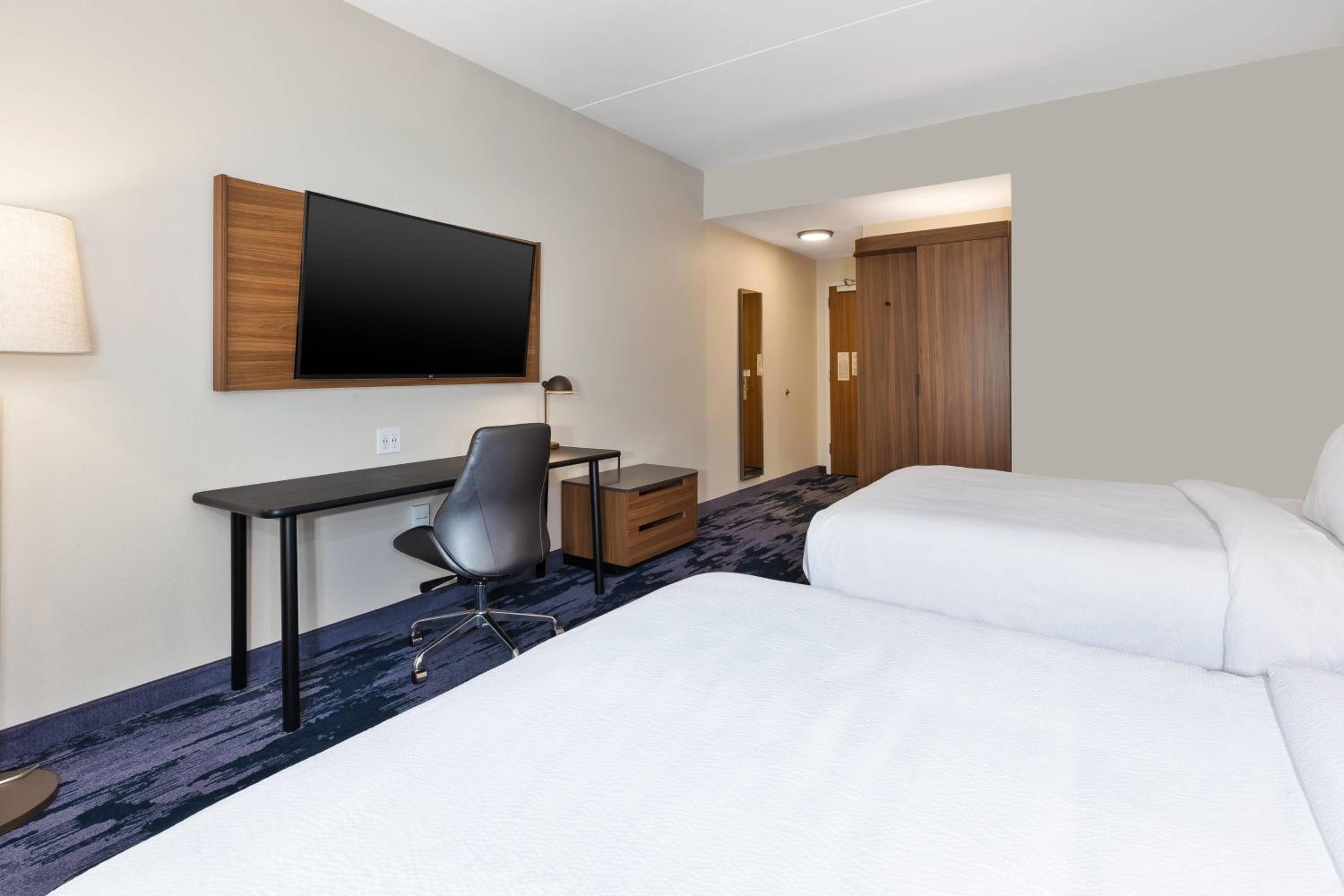 Queen Room with Two Queen Beds, Transfer Shower and Bathtub - Mobility Access - Photo 5