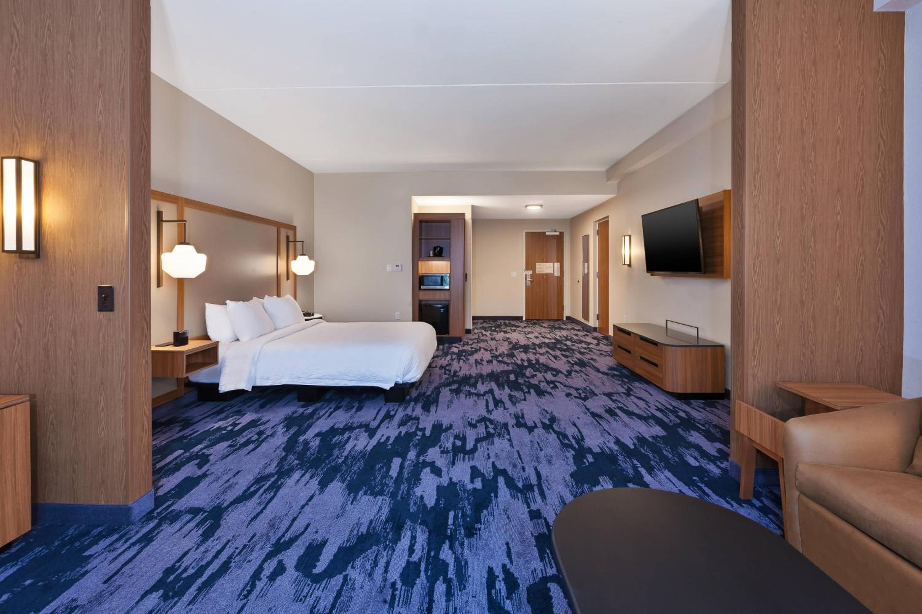 King Suite with Transfer Shower, Bathtub and Sofa Bed - Mobility Access - Photo 3