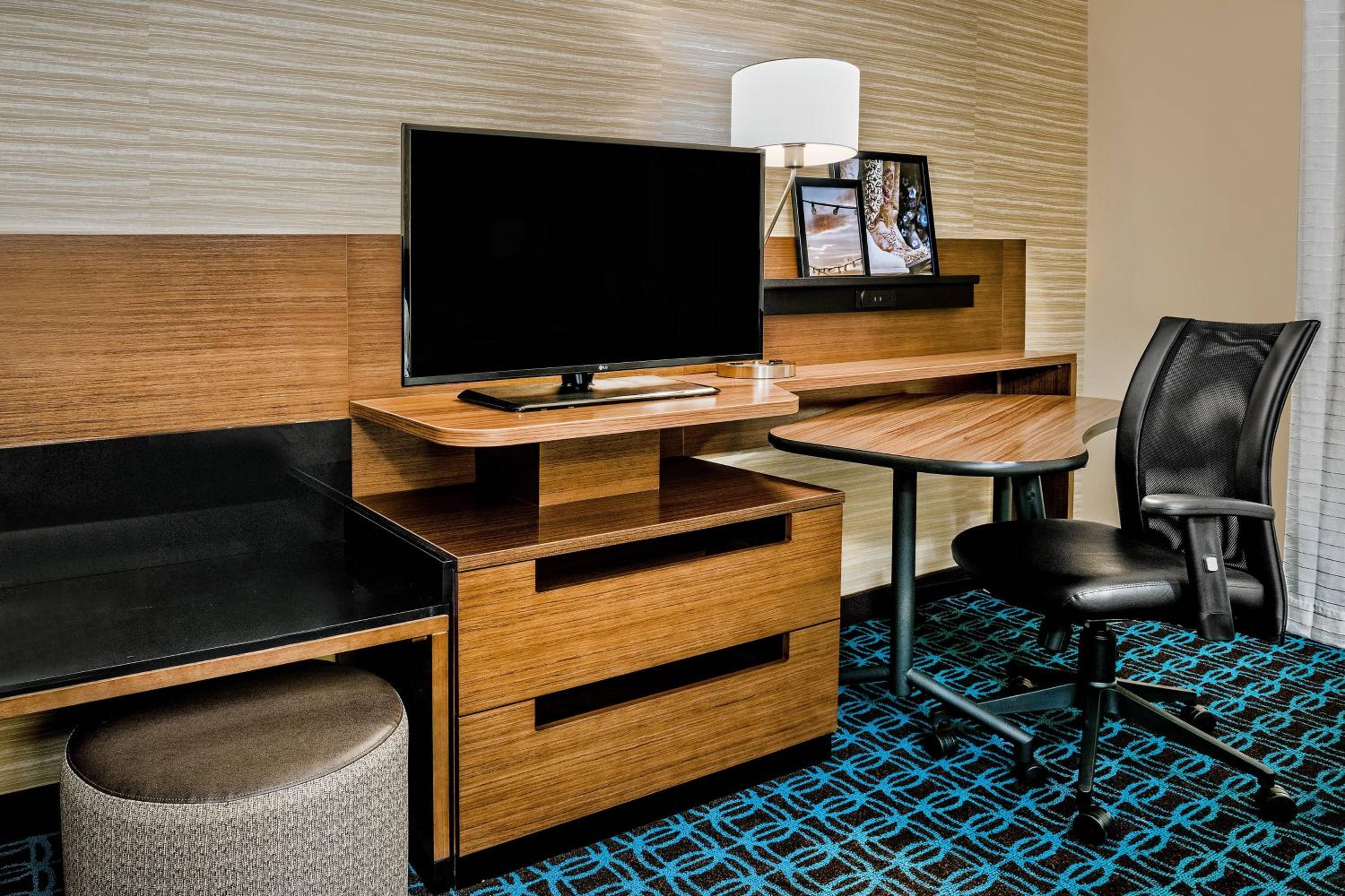 Fairfield Inn & Suites Van Canton Area