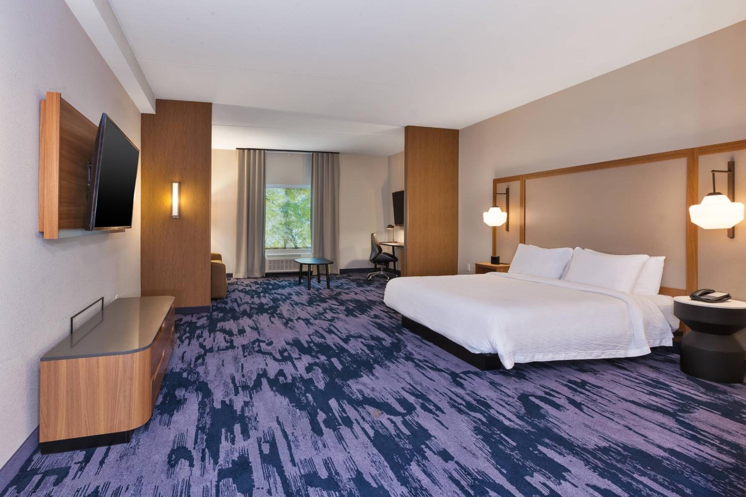 King Suite with Transfer Shower, Bathtub and Sofa Bed - Mobility Access - Photo 2