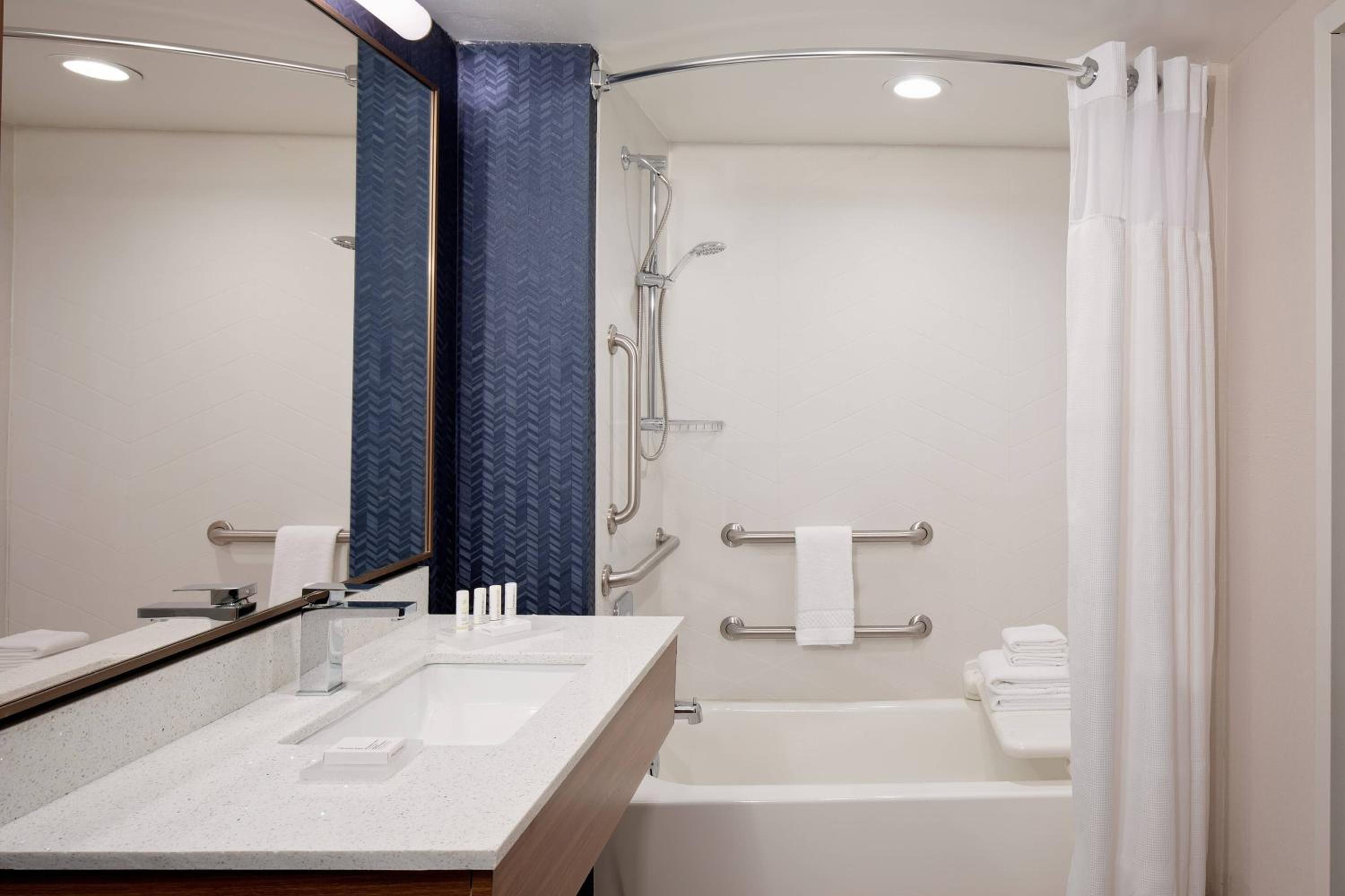 Queen Room with Two Queen Beds - Hearing Accessible - Photo 4