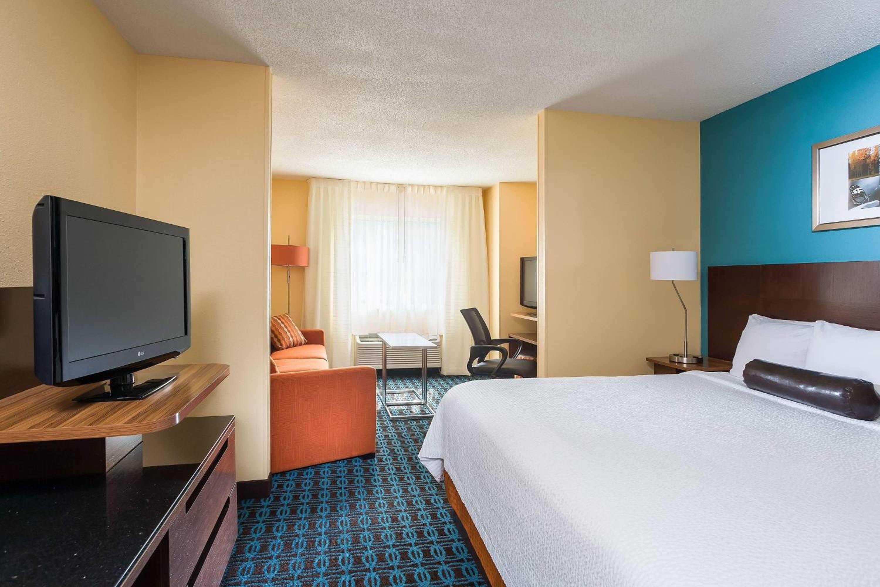 Executive King Suite with Sofa Bed and Tub - Mobility/Hearing Accessible - Photo 4