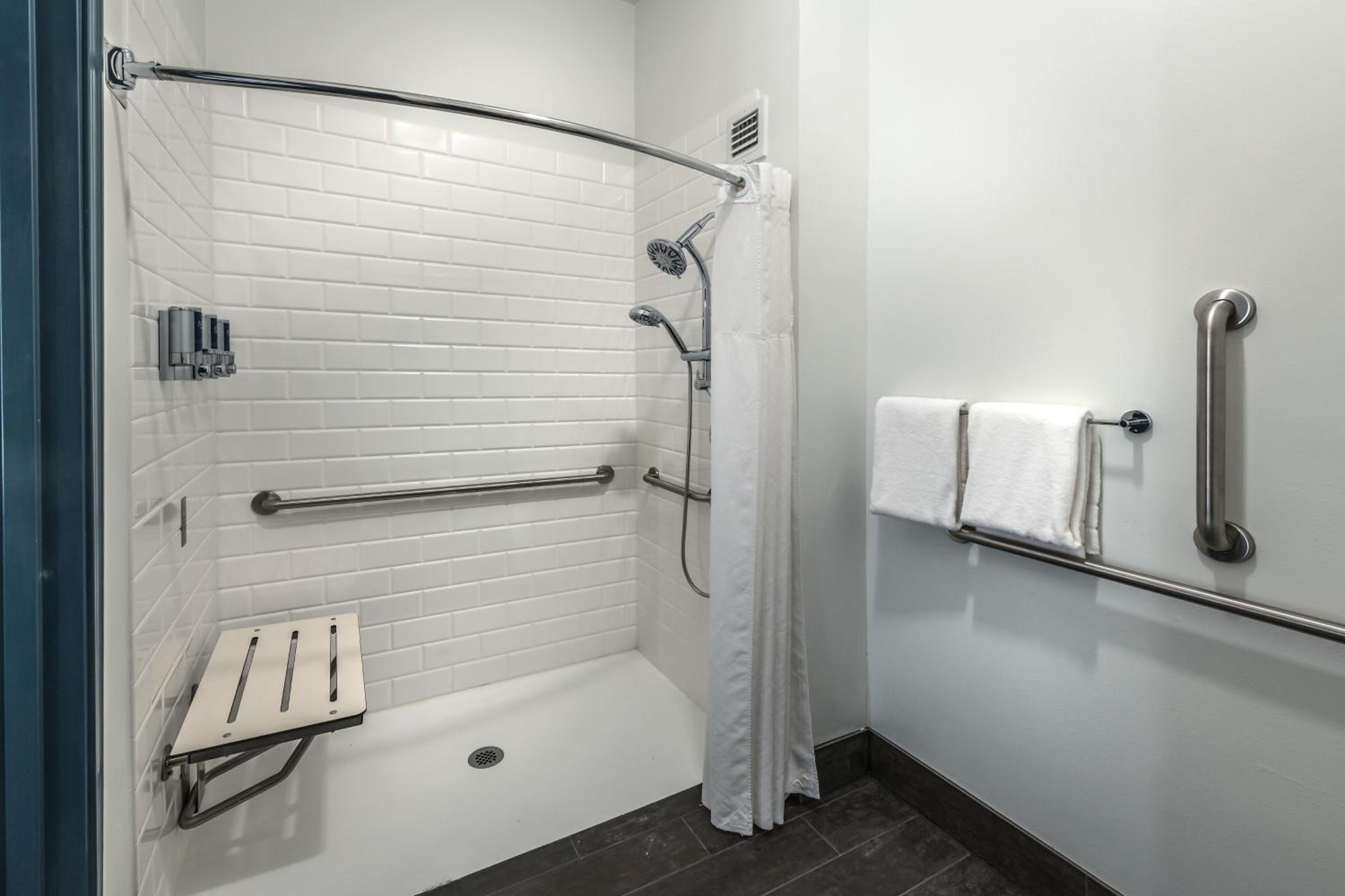 One-Bedroom King Suite - Hearing Accessible photo 3