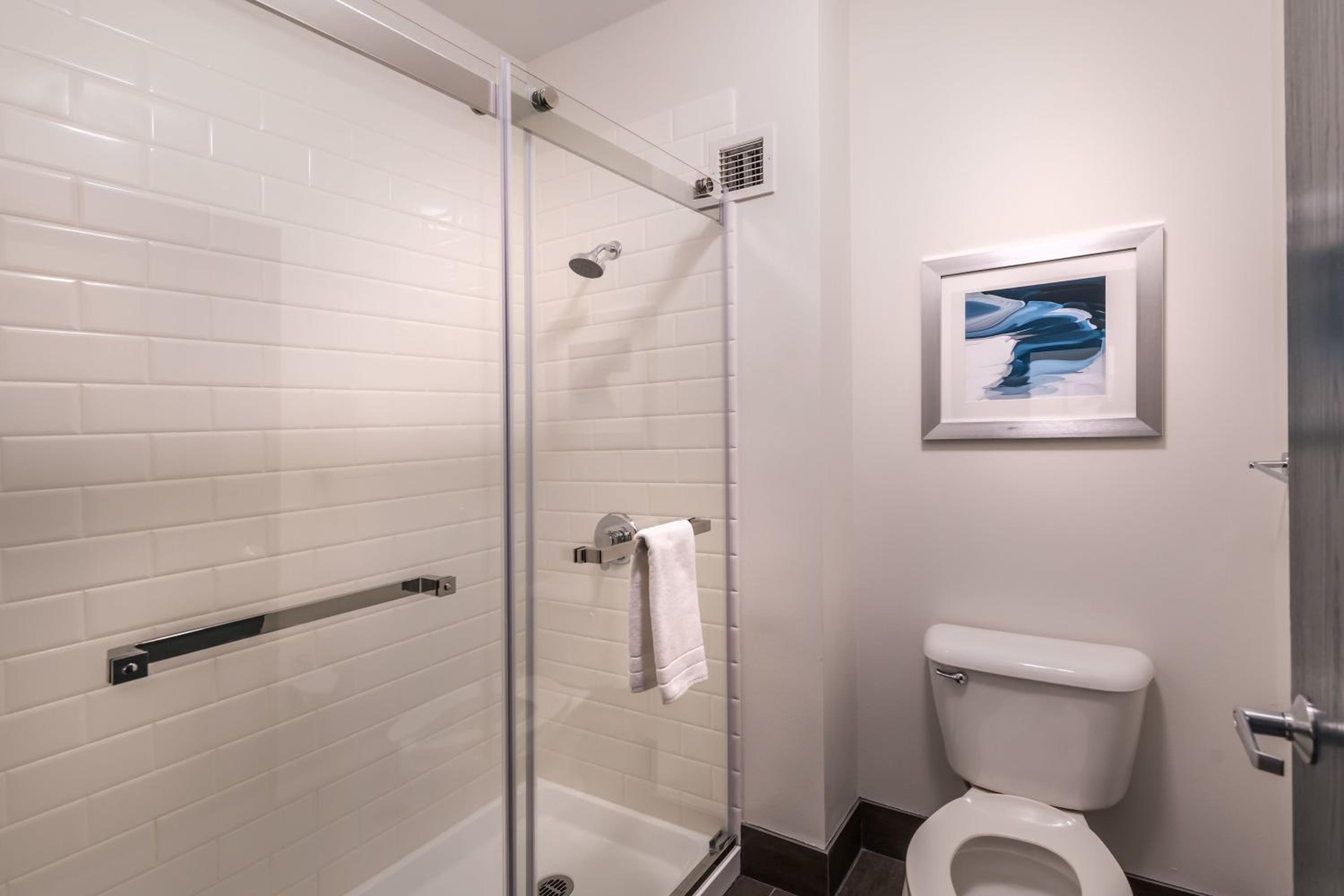 One-Bedroom Queen Suite - Hearing Accessible photo 2