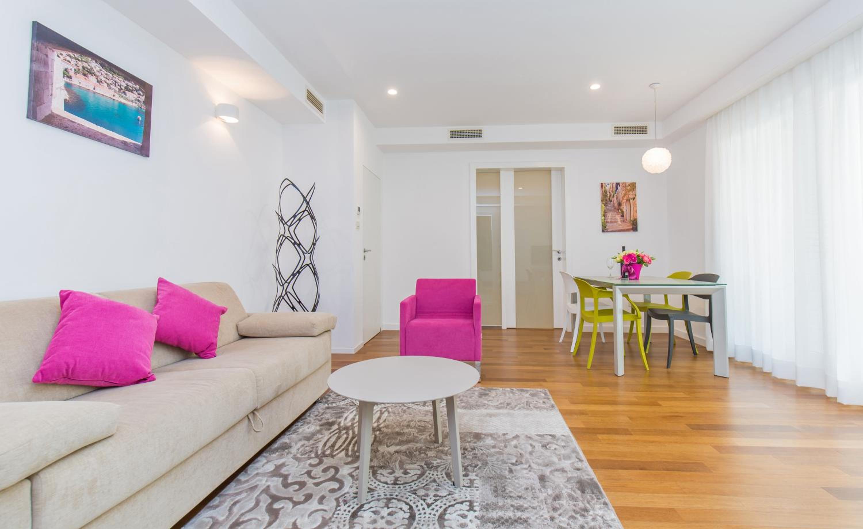 Deluxe One-Bedroom Apartment with Terrace and Garden View photo 2
