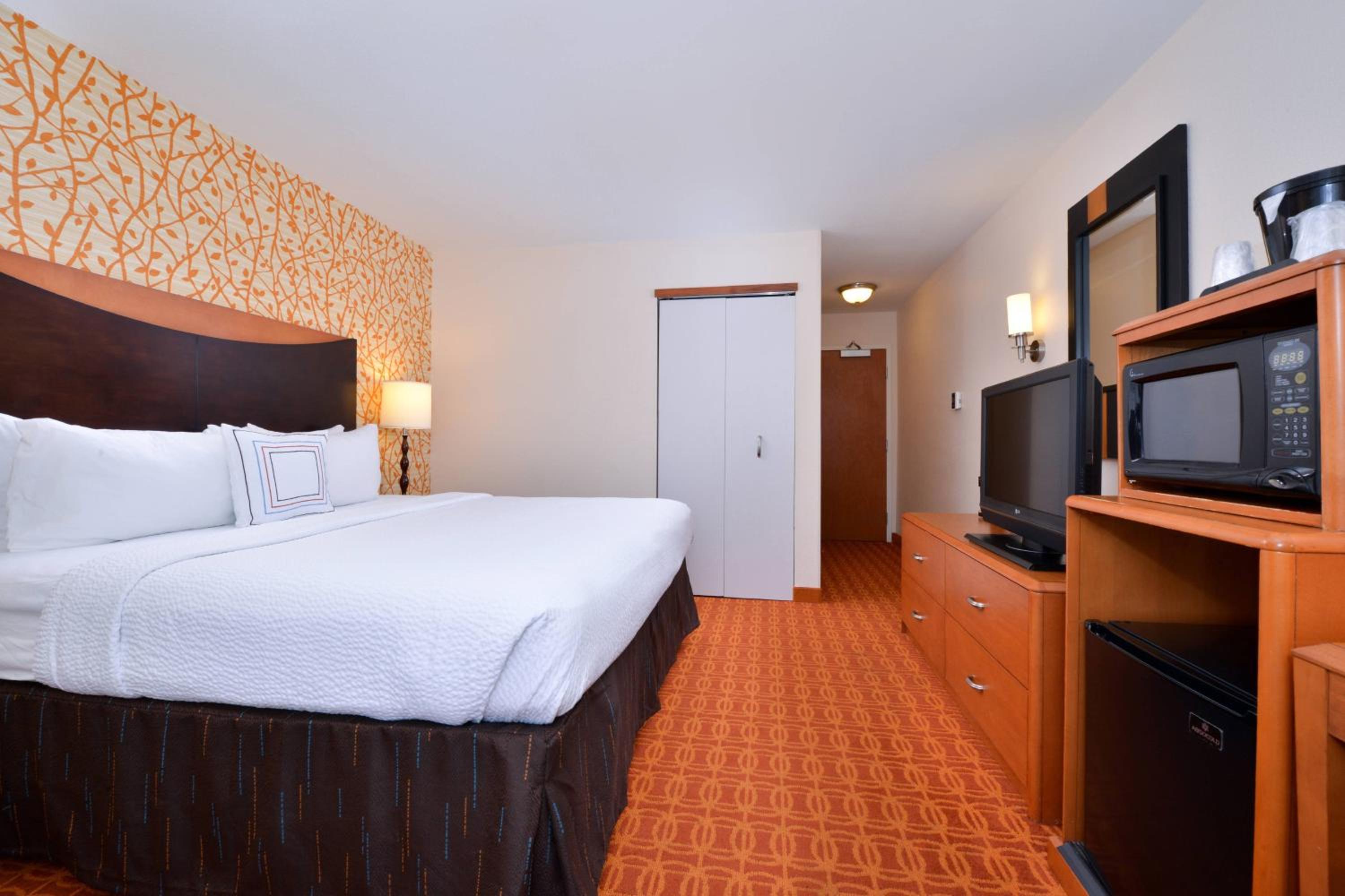 King Room with Bathtub - Mobility Access/Hearing Accessible photo 1