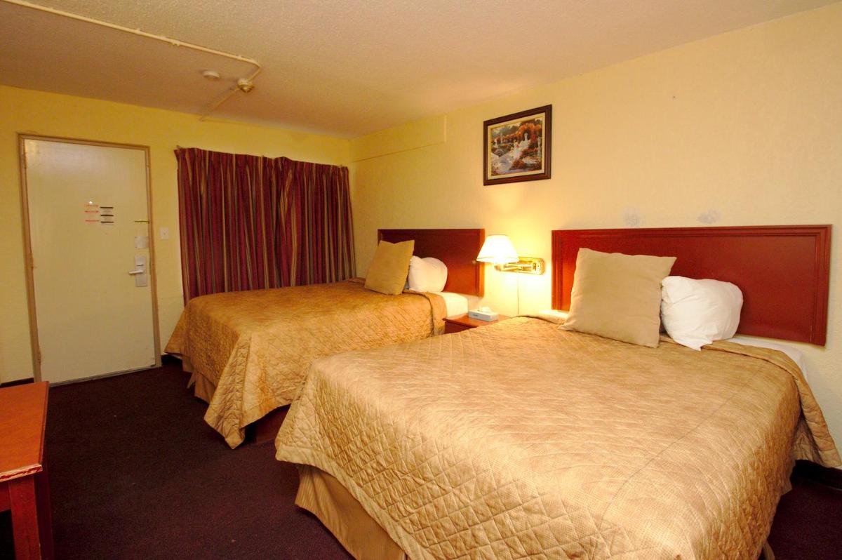 Queen Room with Two Queen Beds - Photo 6