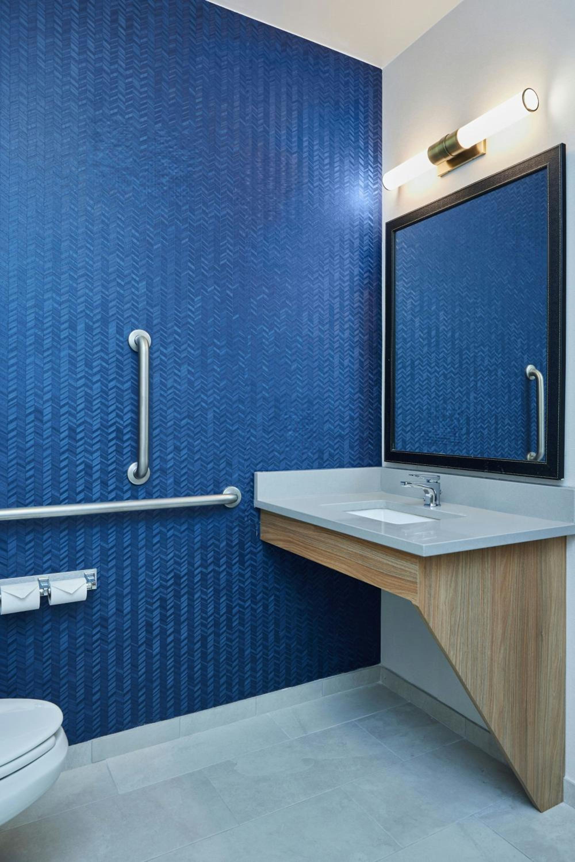 King Room with Roll-in Shower - Mobility and Hearing Accessible - Photo 5