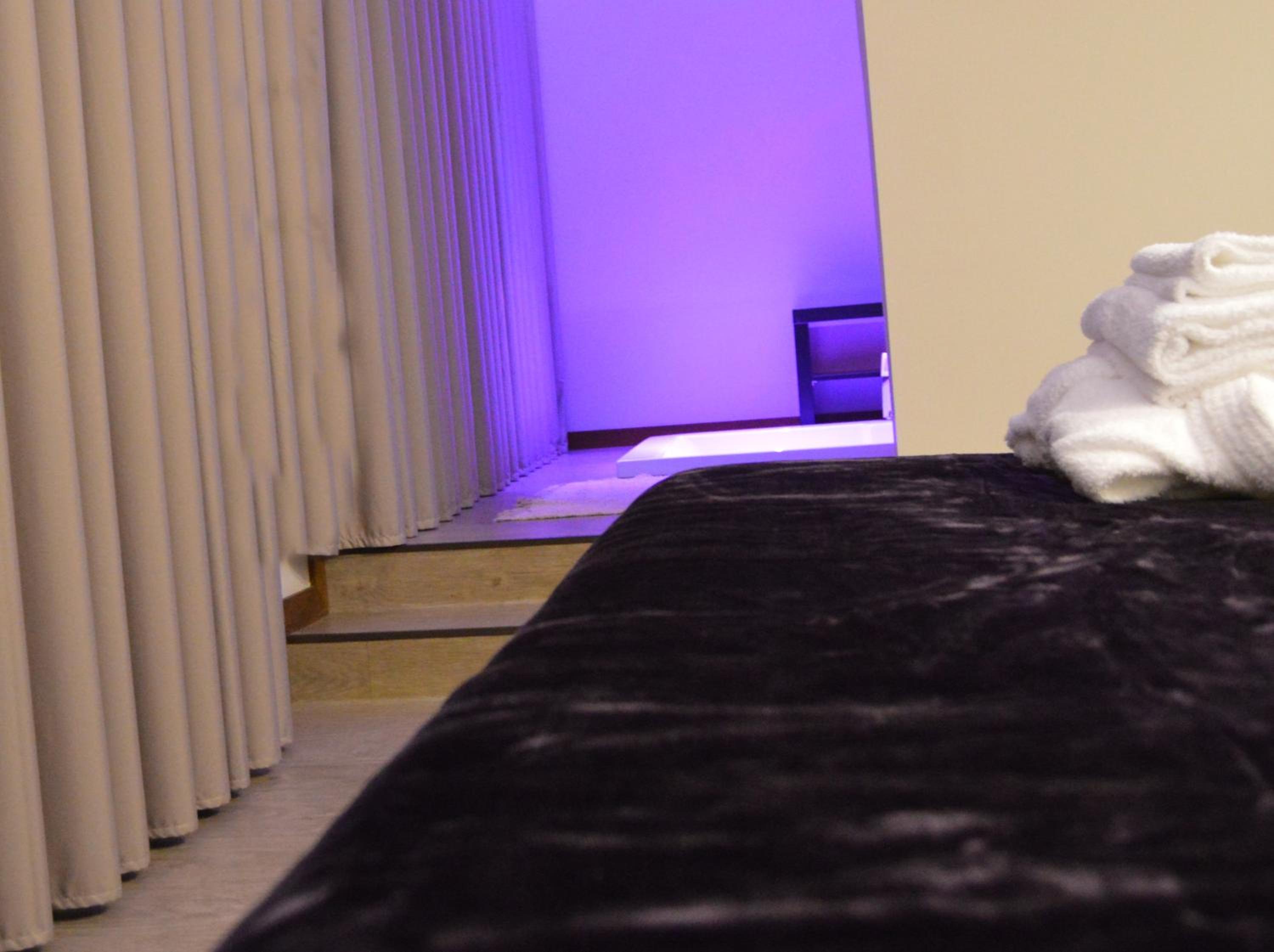 Suite with Hot Tub - Photo 17