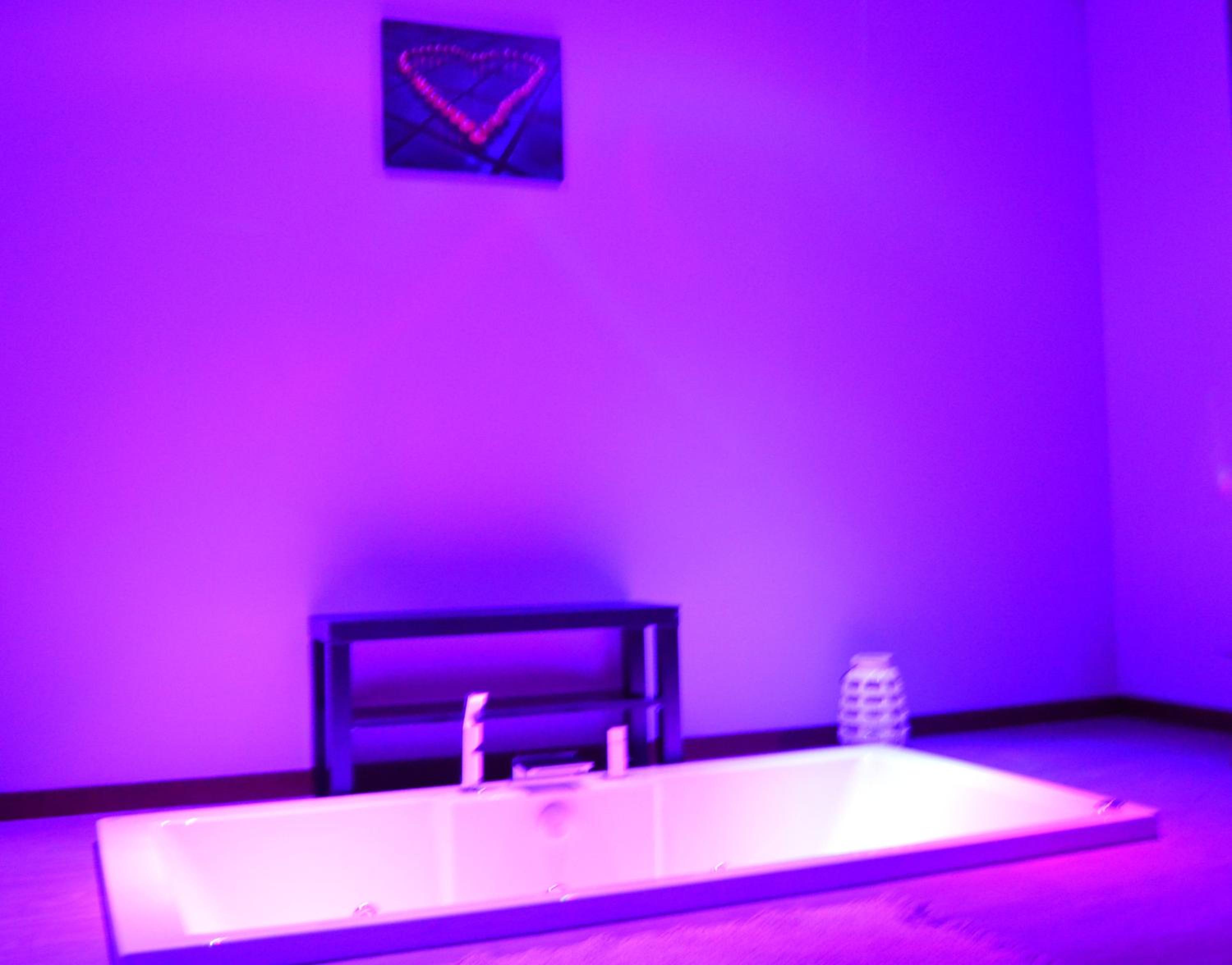 Suite with Hot Tub - Photo 16
