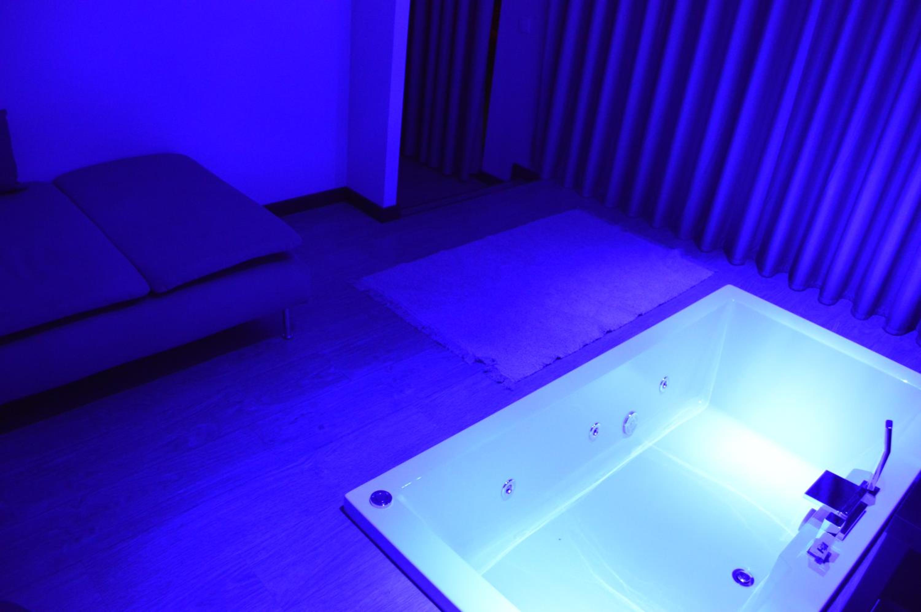 Suite with Hot Tub - Photo 15