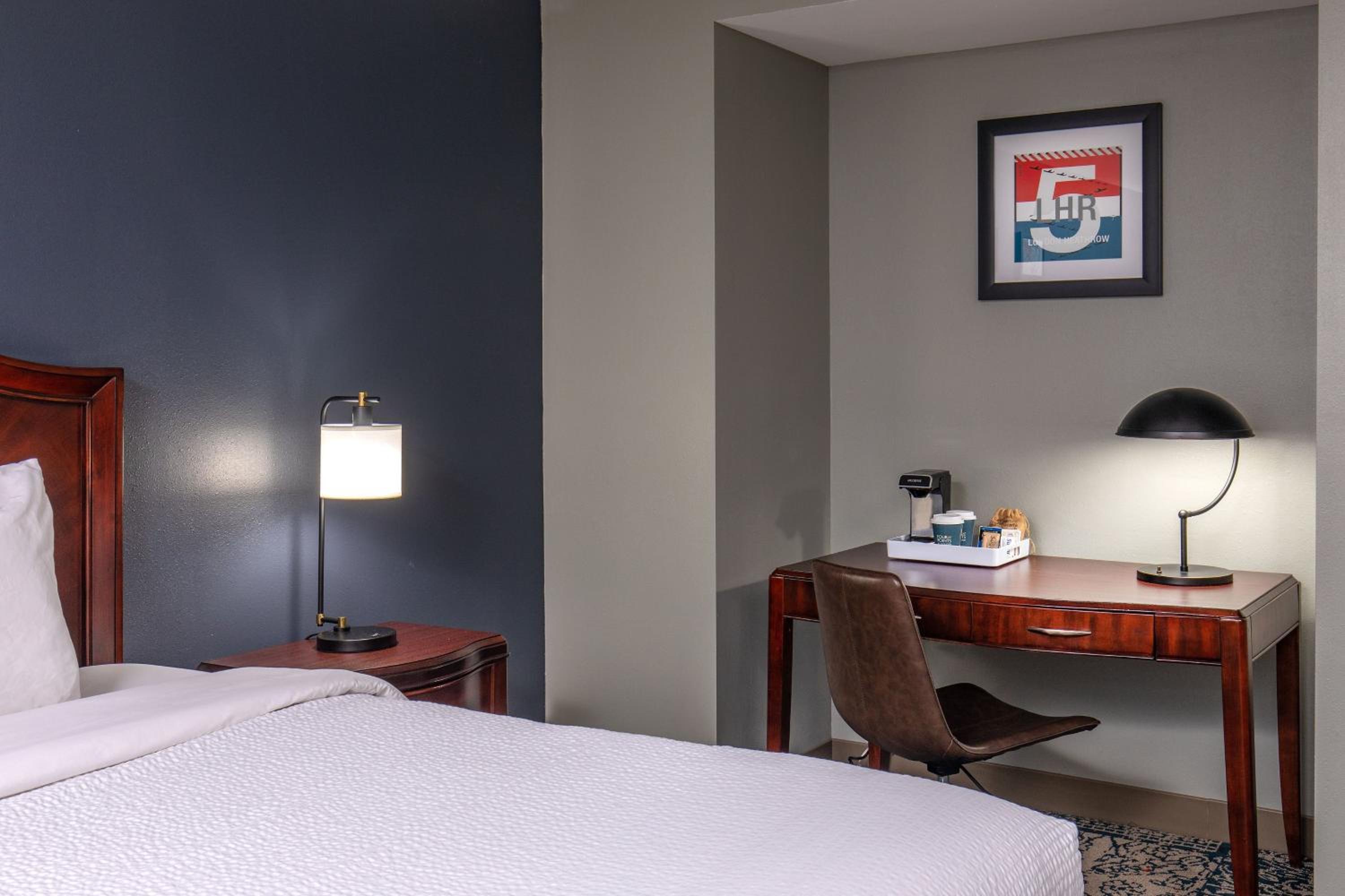 Deluxe King Room with Roll-in Shower - Mobility and Hearing Accessible photo 1