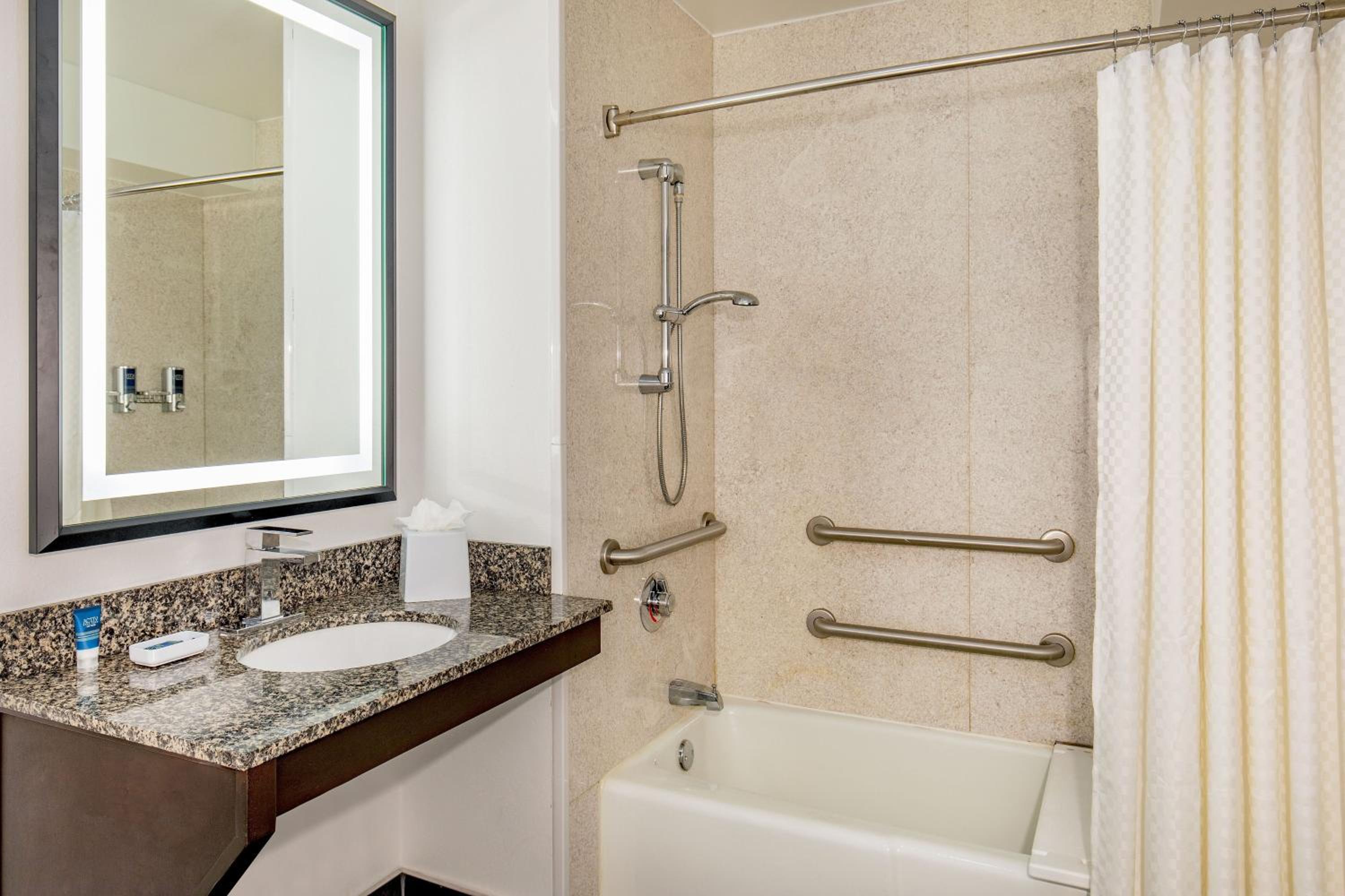 King Room with Adapted Tub - Mobility and Hearing Accessible photo 2