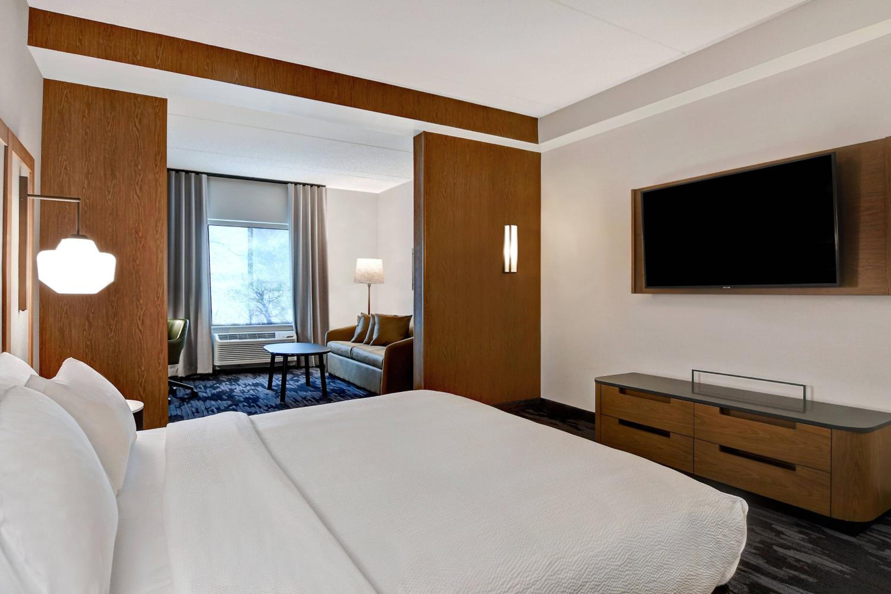 Queen Room with Two Queen Beds and Adapted Tub - Mobility Accessible - Photo 4