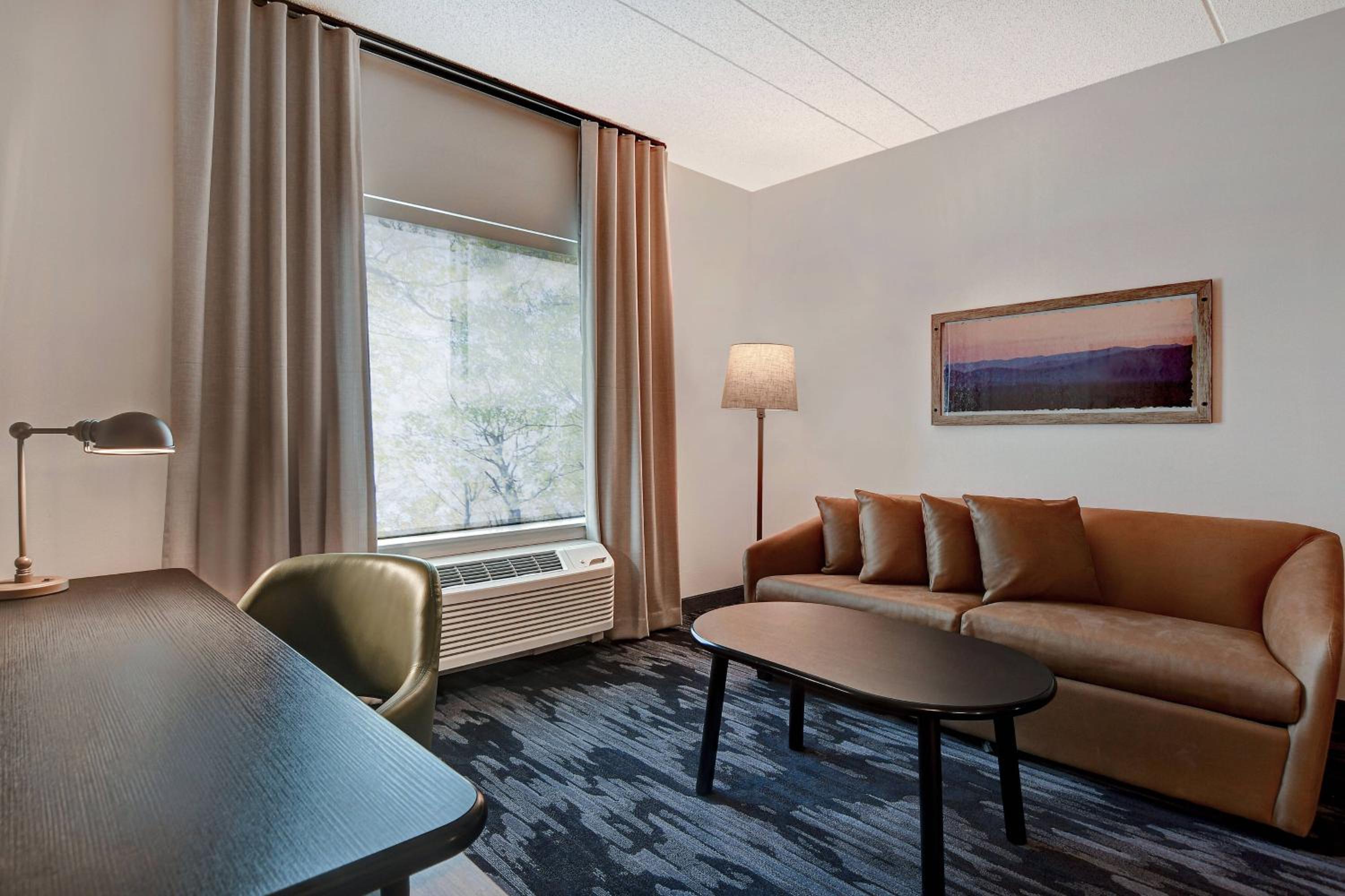 Queen Room with Two Queen Beds and Adapted Tub - Mobility Accessible - Photo 2