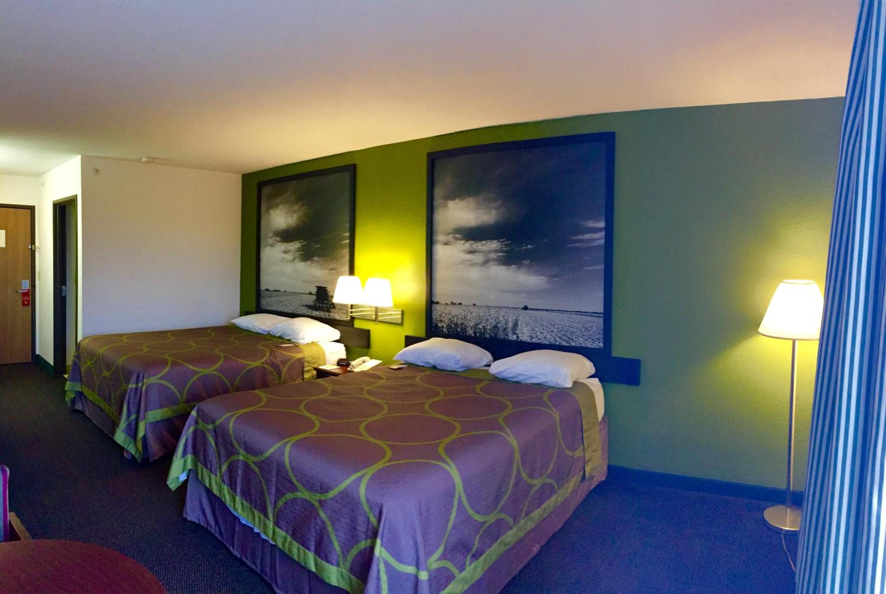 Queen Room with Two Queen Beds - Non-Smoking - Photo 2