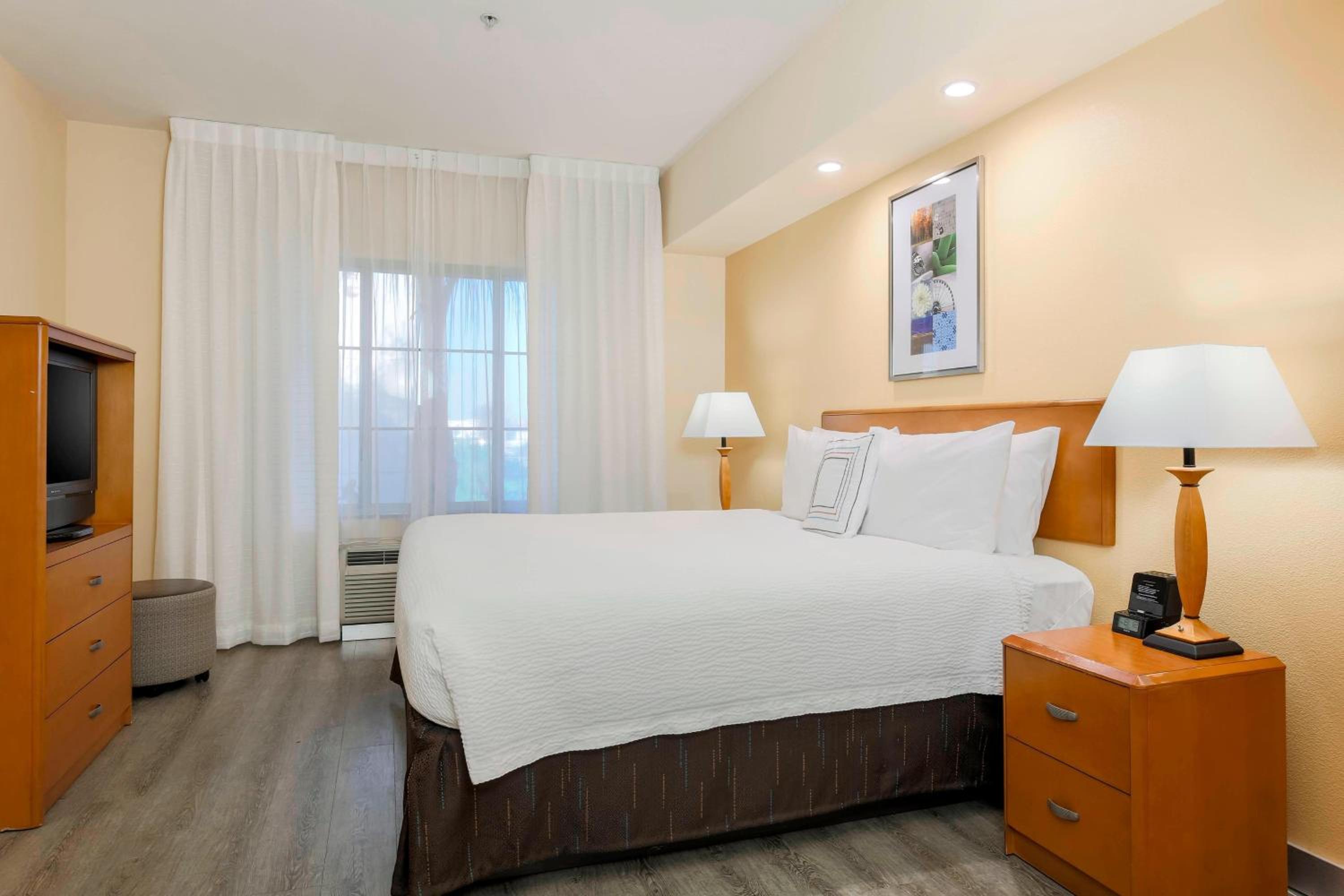 King Room with Roll-in Shower - Mobility and Hearing Accessible - Photo 1