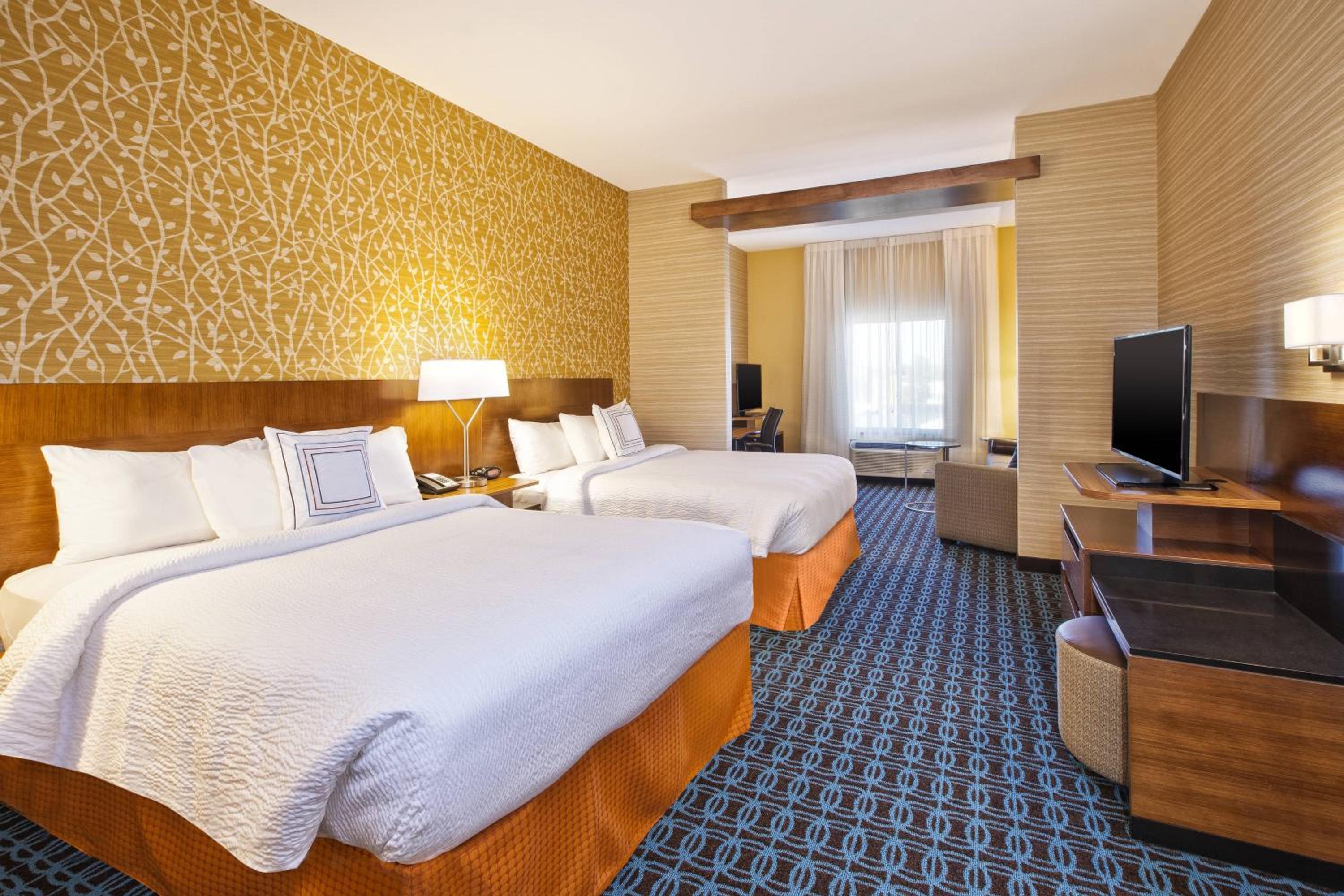Queen Suite with Two Queen Beds, Bathtub and Sofa Bed - Mobility Access/Hearing Accessible