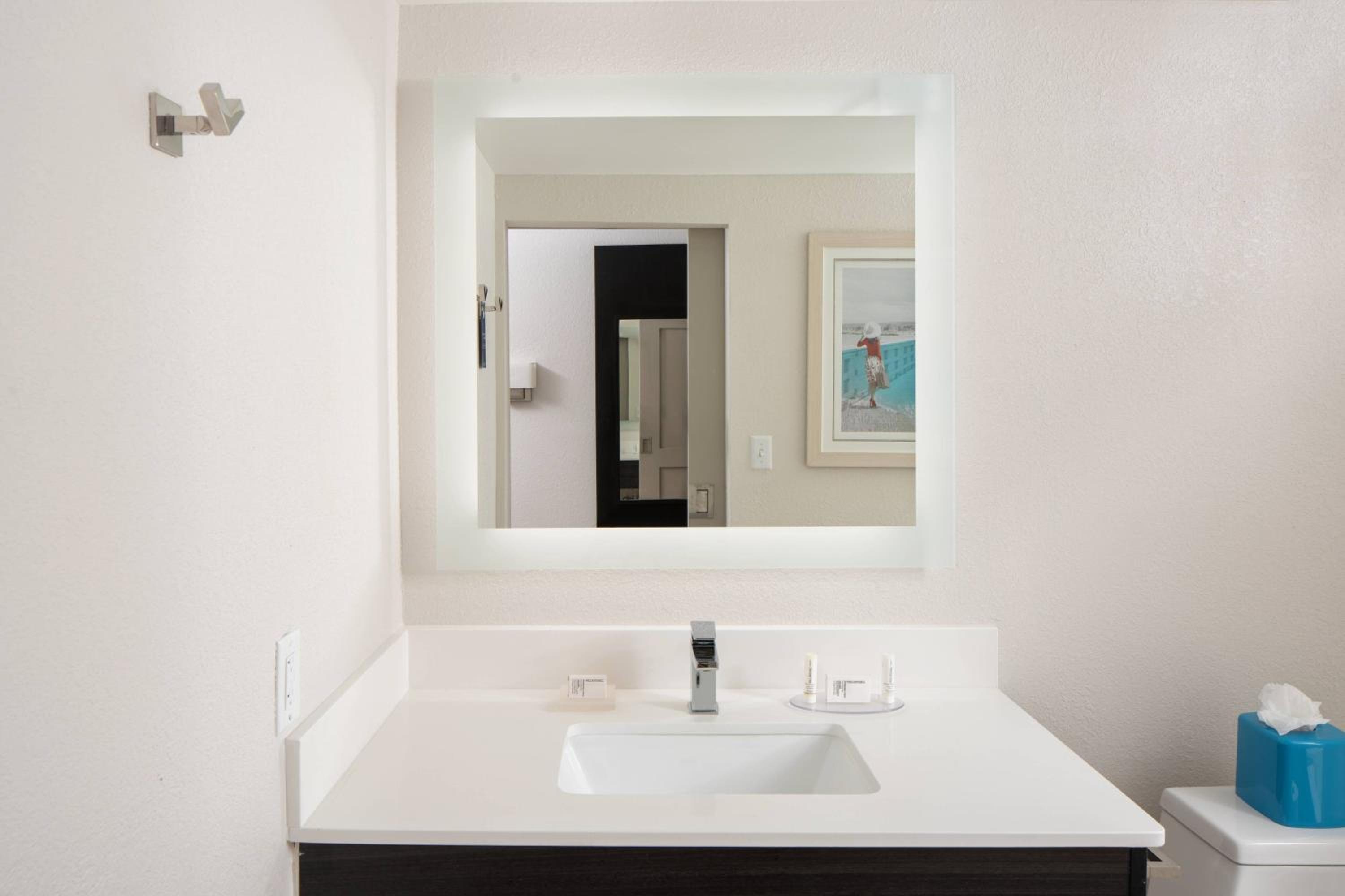 King Room with Adapted Tub - Mobility and Hearing Accessible