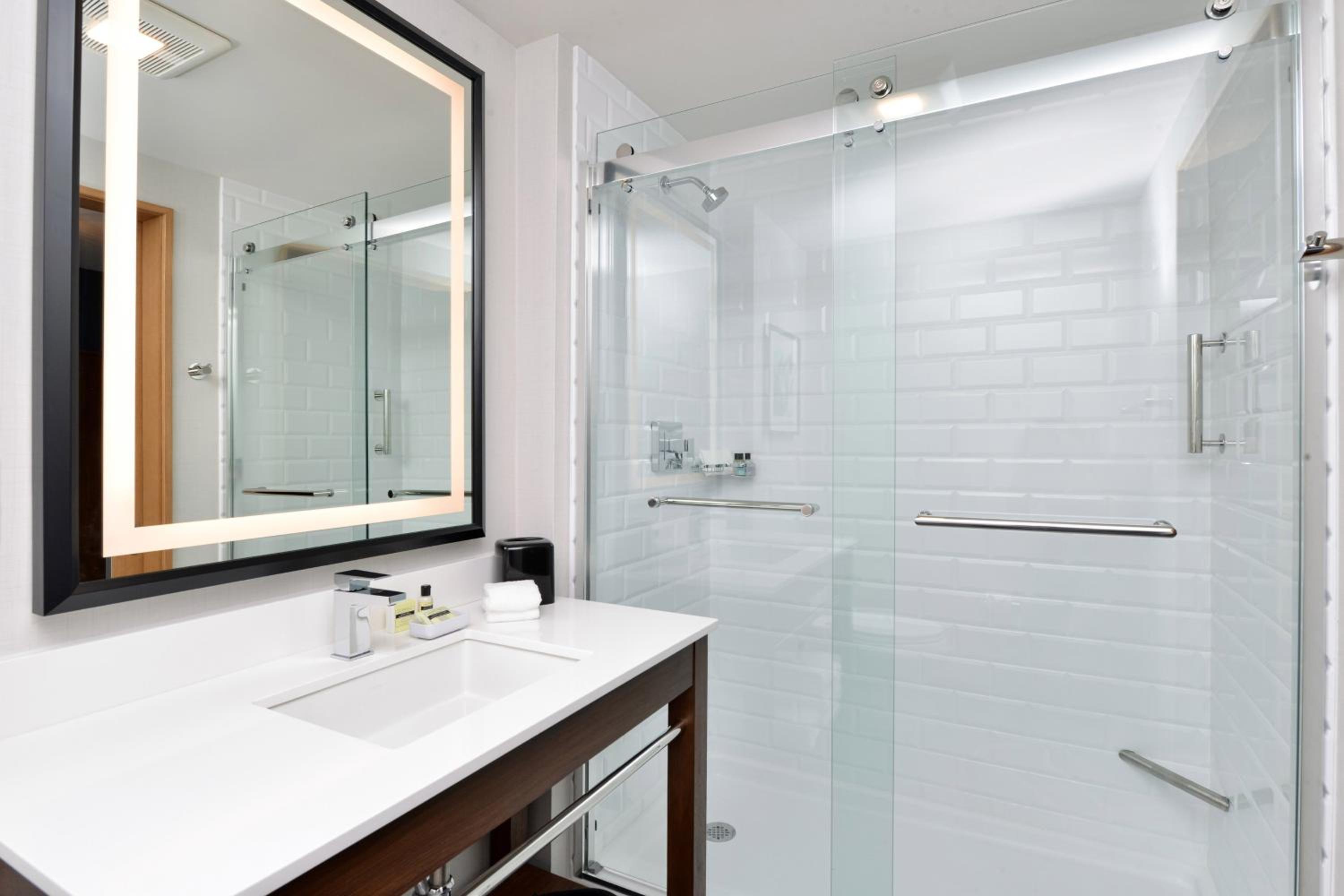 Queen Room with Two Queen Beds and Adapted Tub - Mobility Accessible - Photo 2