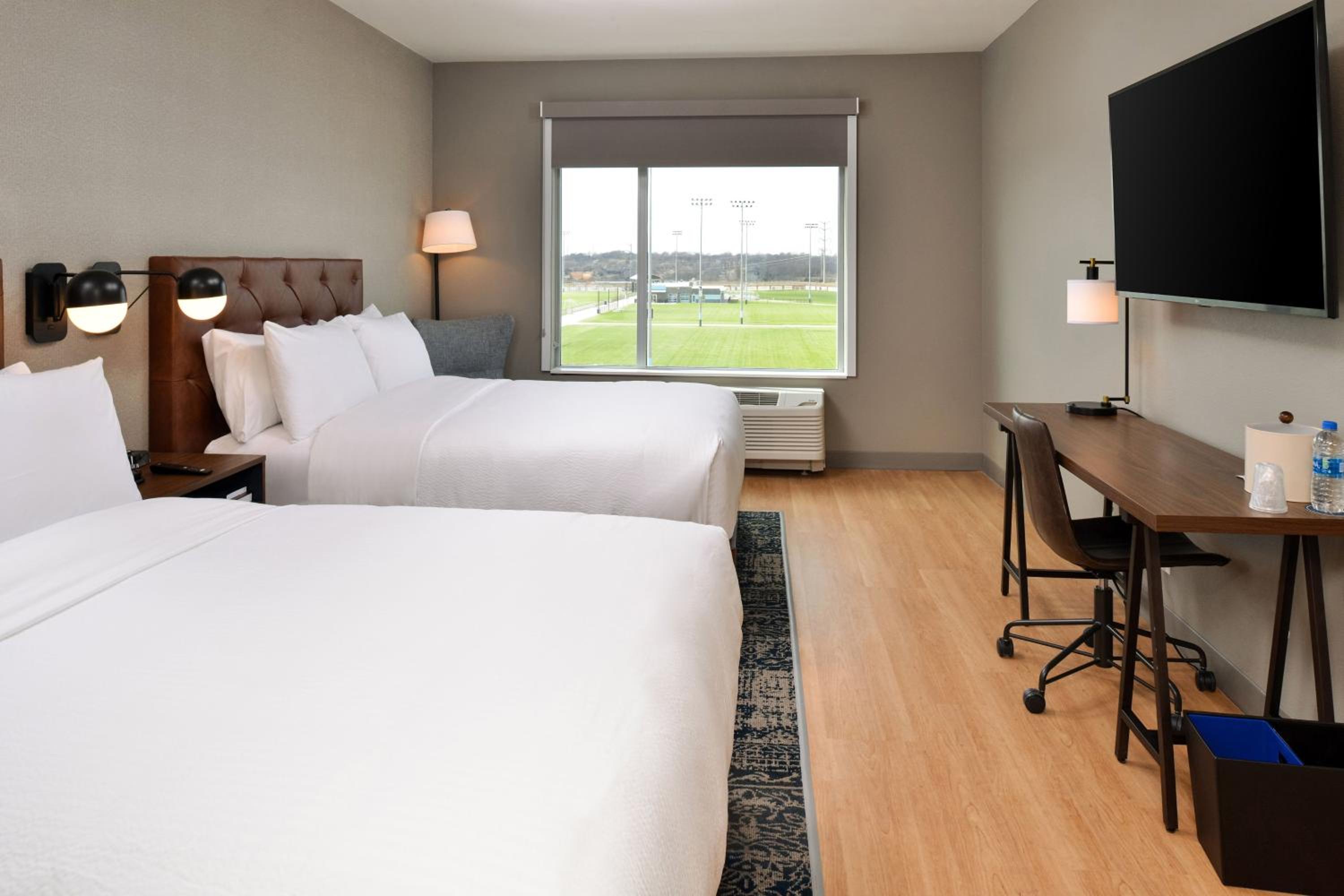 Queen Room with Two Queen Beds and Adapted Tub - Mobility Accessible - Photo 1