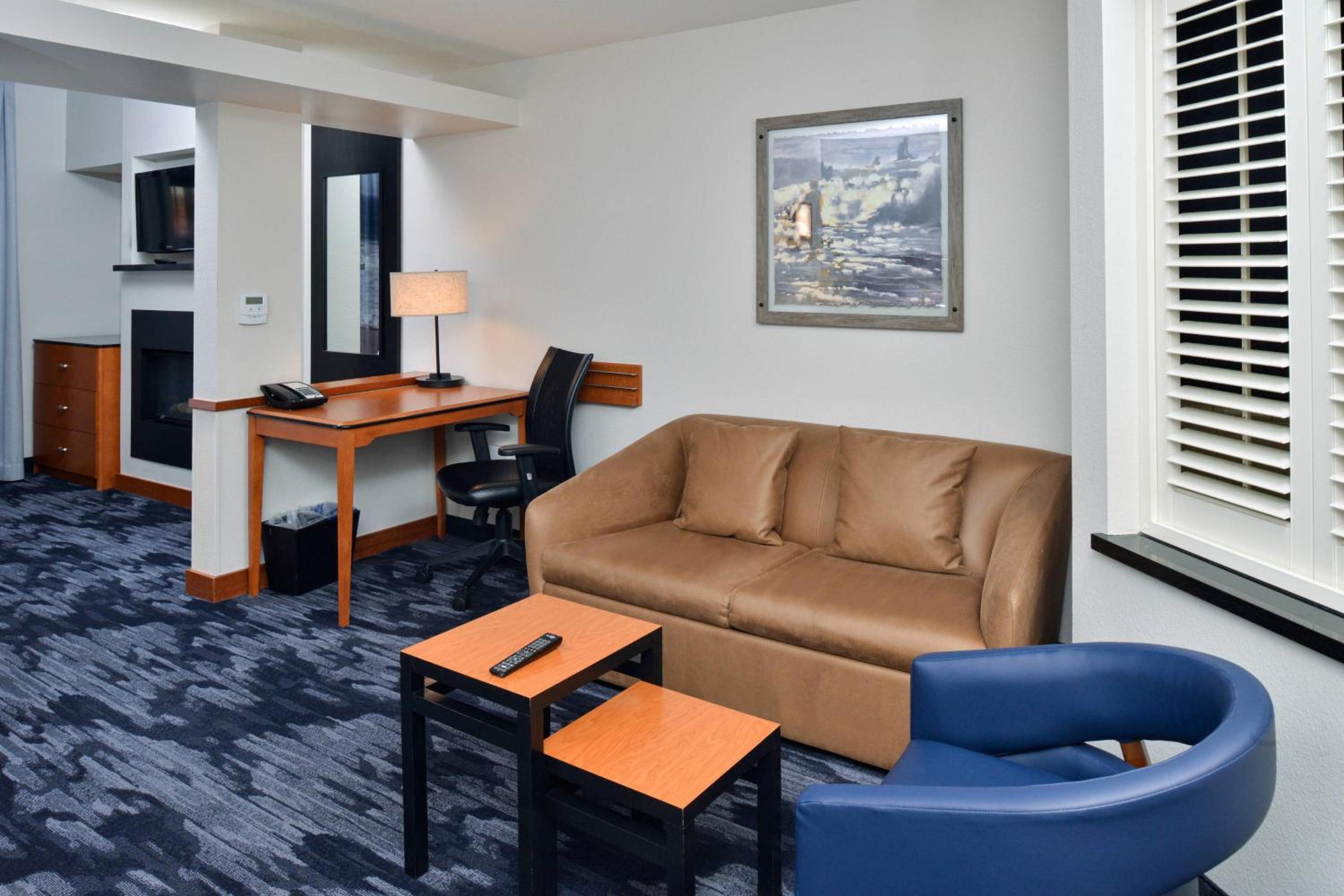One-Bedroom King Suite with Whirlpool and Sofa Bed - Photo 1