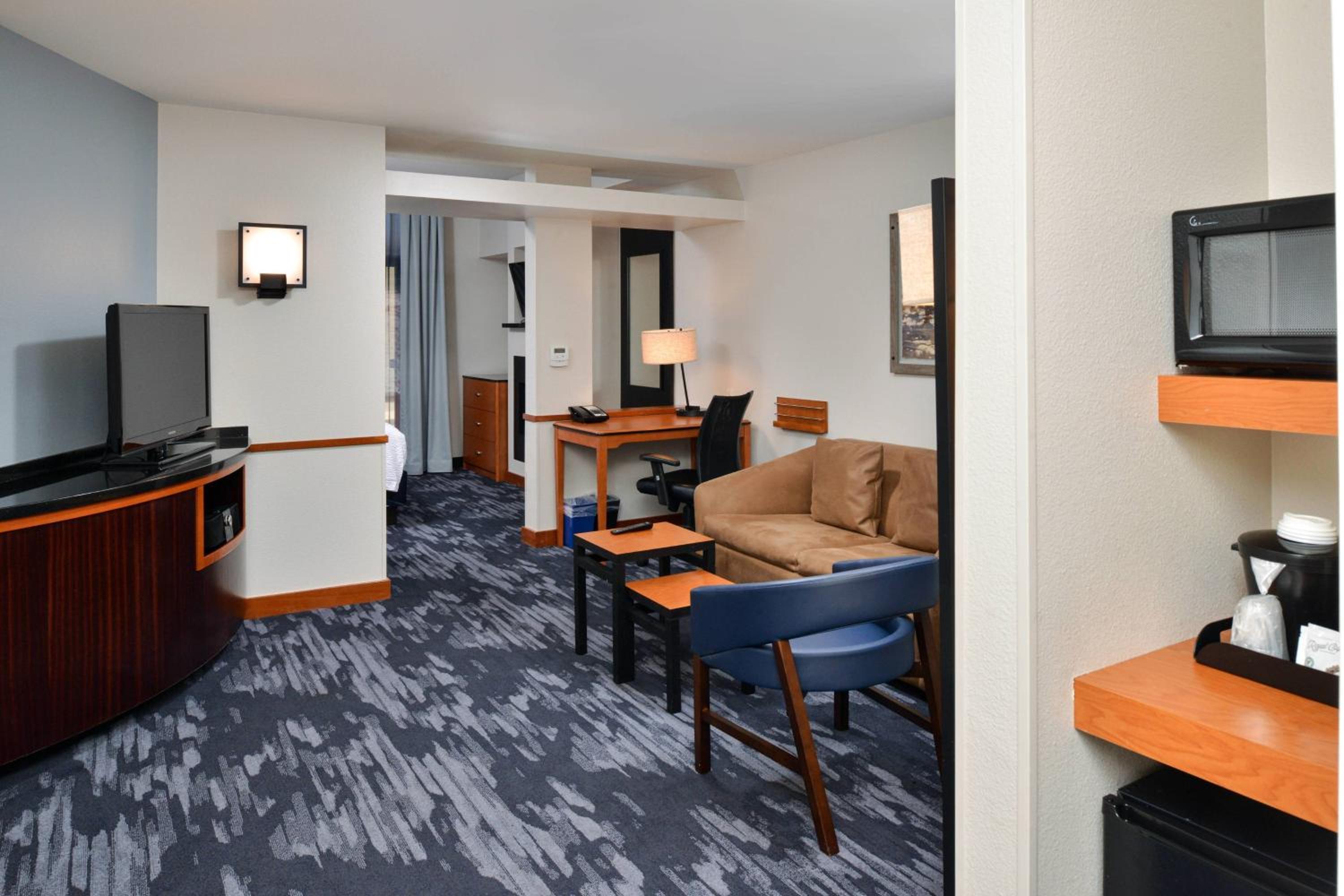 One-Bedroom King Suite with Whirlpool and Sofa Bed - Photo 2