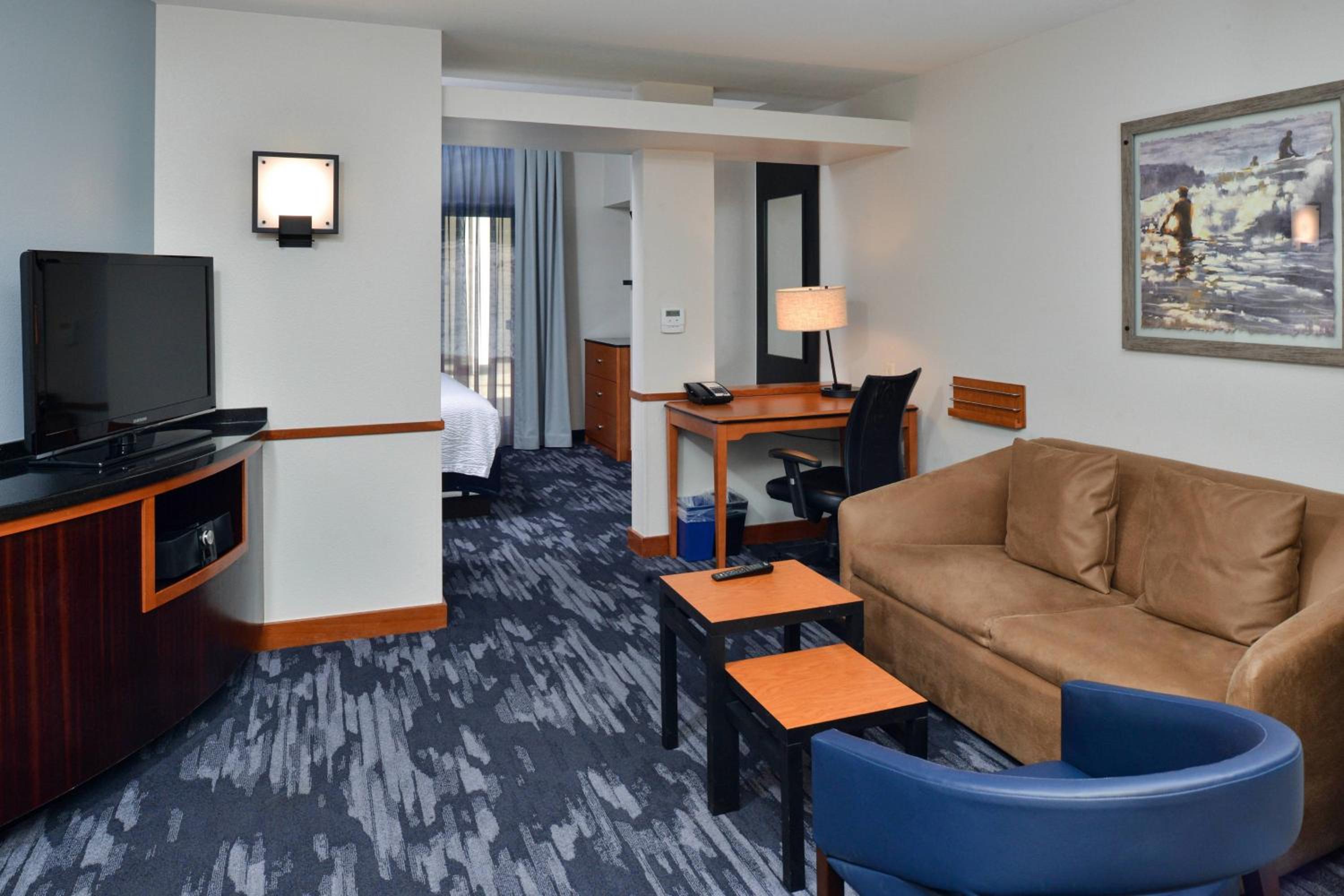 One-Bedroom King Suite with Whirlpool and Sofa Bed - Photo 3