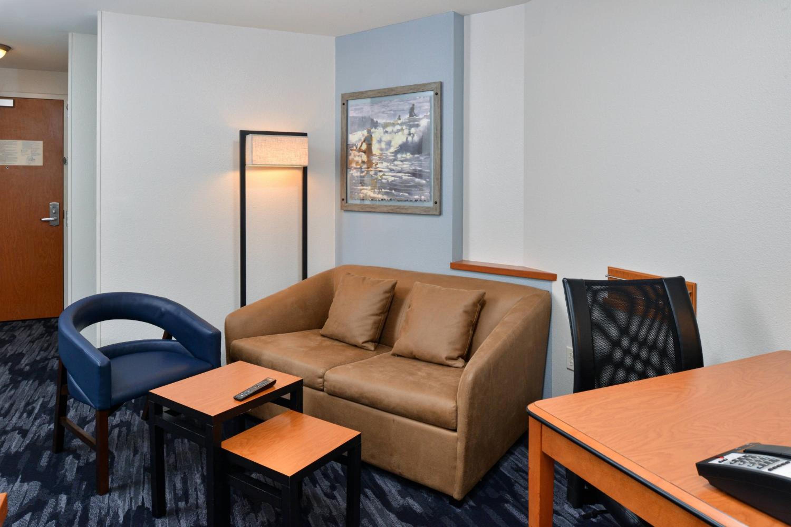 One-Bedroom King Suite with Sofa Bed - Hearing Accessible - Photo 2