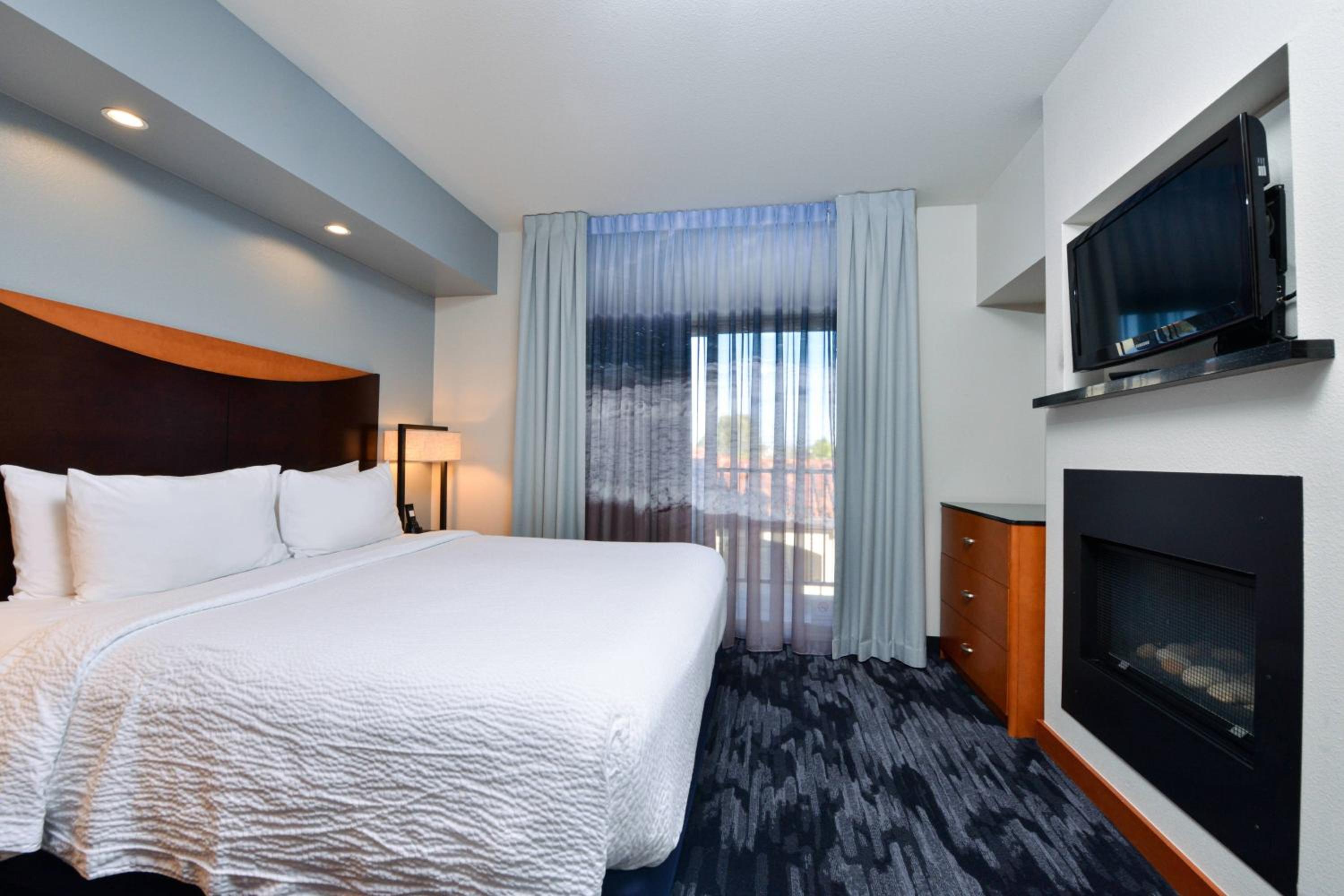 One-Bedroom King Suite with Balcony, Whirlpool and Sofa Bed - Photo 3