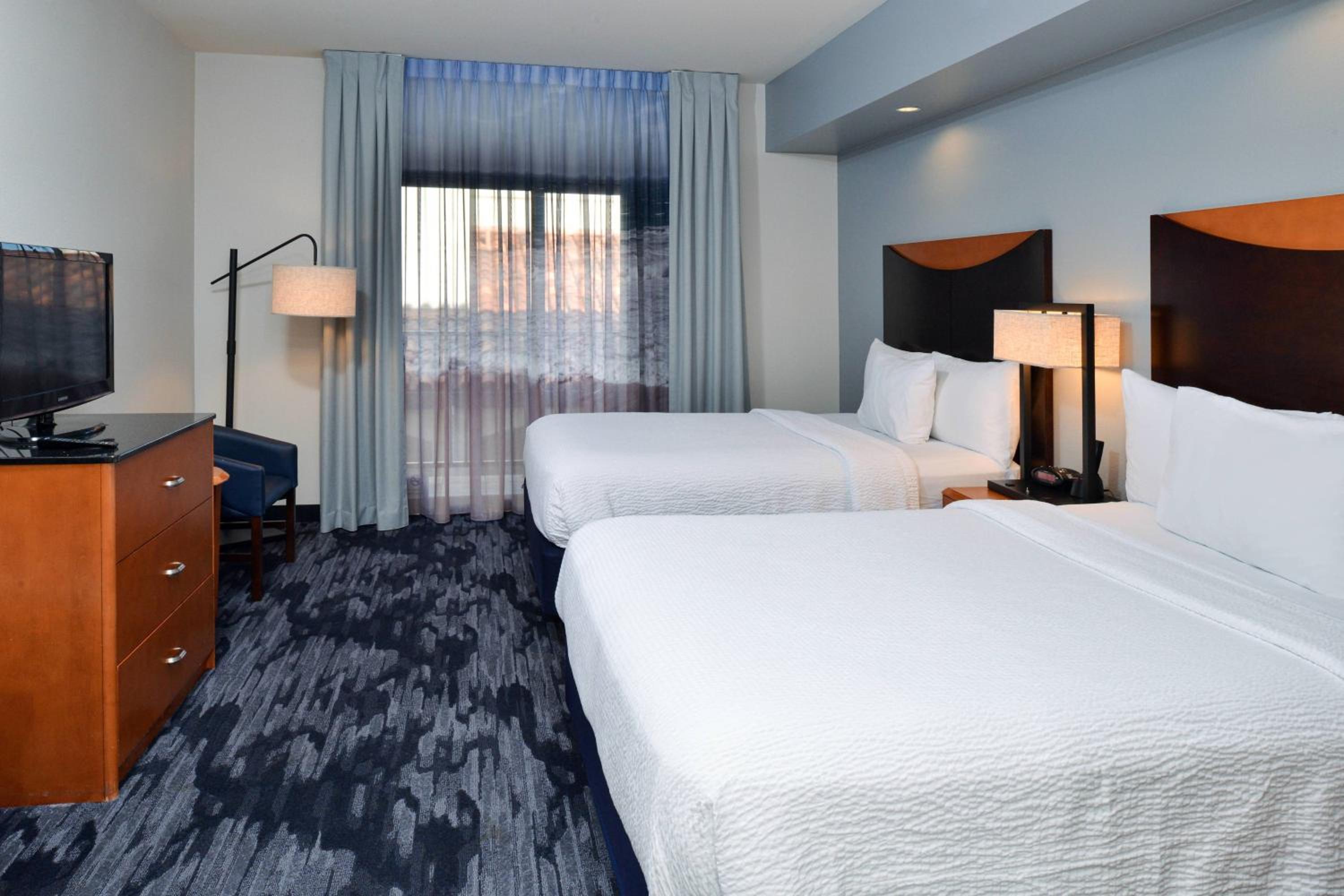 One-Bedroom Queen Suite with Two Queen Beds, Balcony and Sofa Bed - Hearing Accessible photo 3