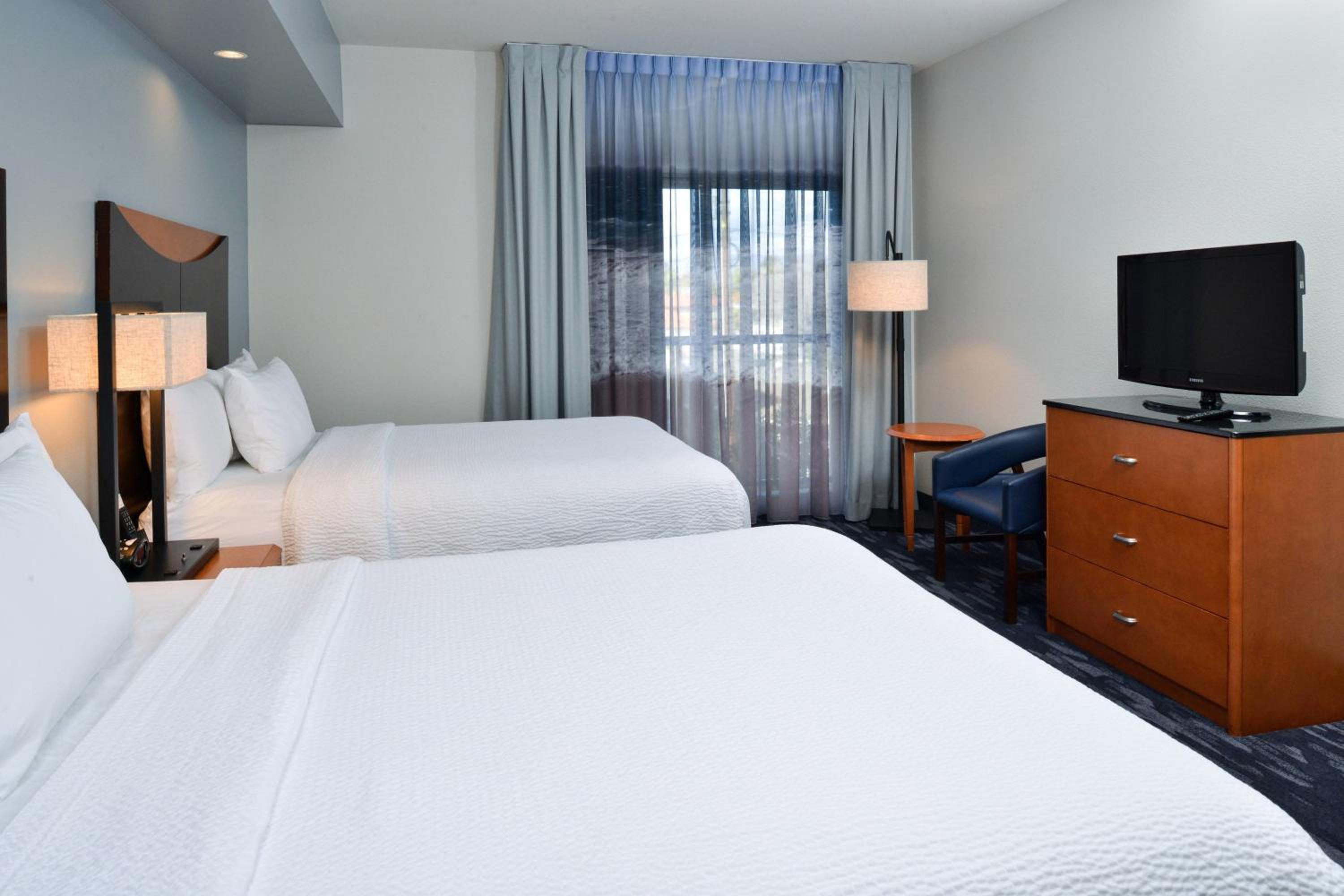 One-Bedroom Queen Suite with Two Queen Beds, Balcony and Sofa Bed - Hearing Accessible photo 2