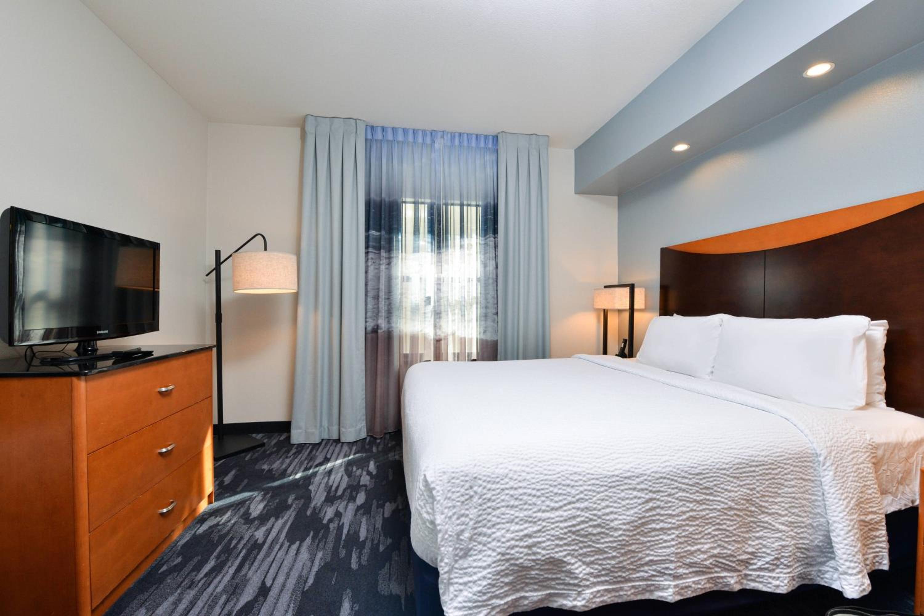 One-Bedroom King Suite with Sofa Bed - Hearing Accessible - Photo 3