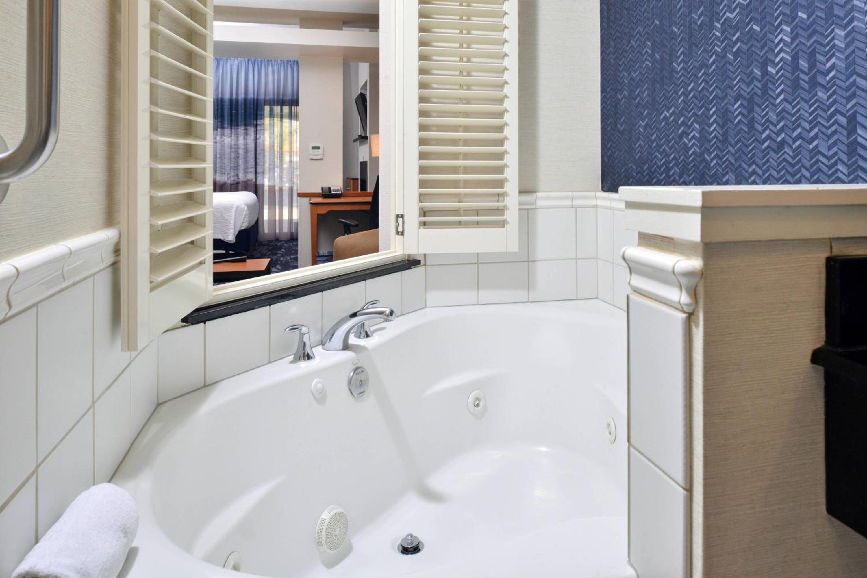 One-Bedroom King Suite with Whirlpool and Sofa Bed - Photo 5