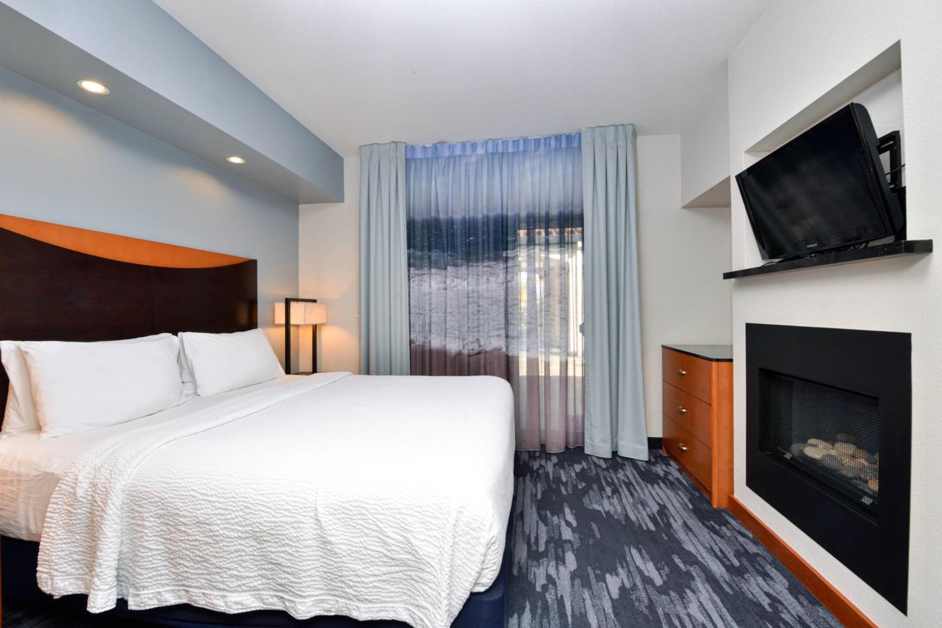 One-Bedroom King Suite with Whirlpool and Sofa Bed - Photo 4