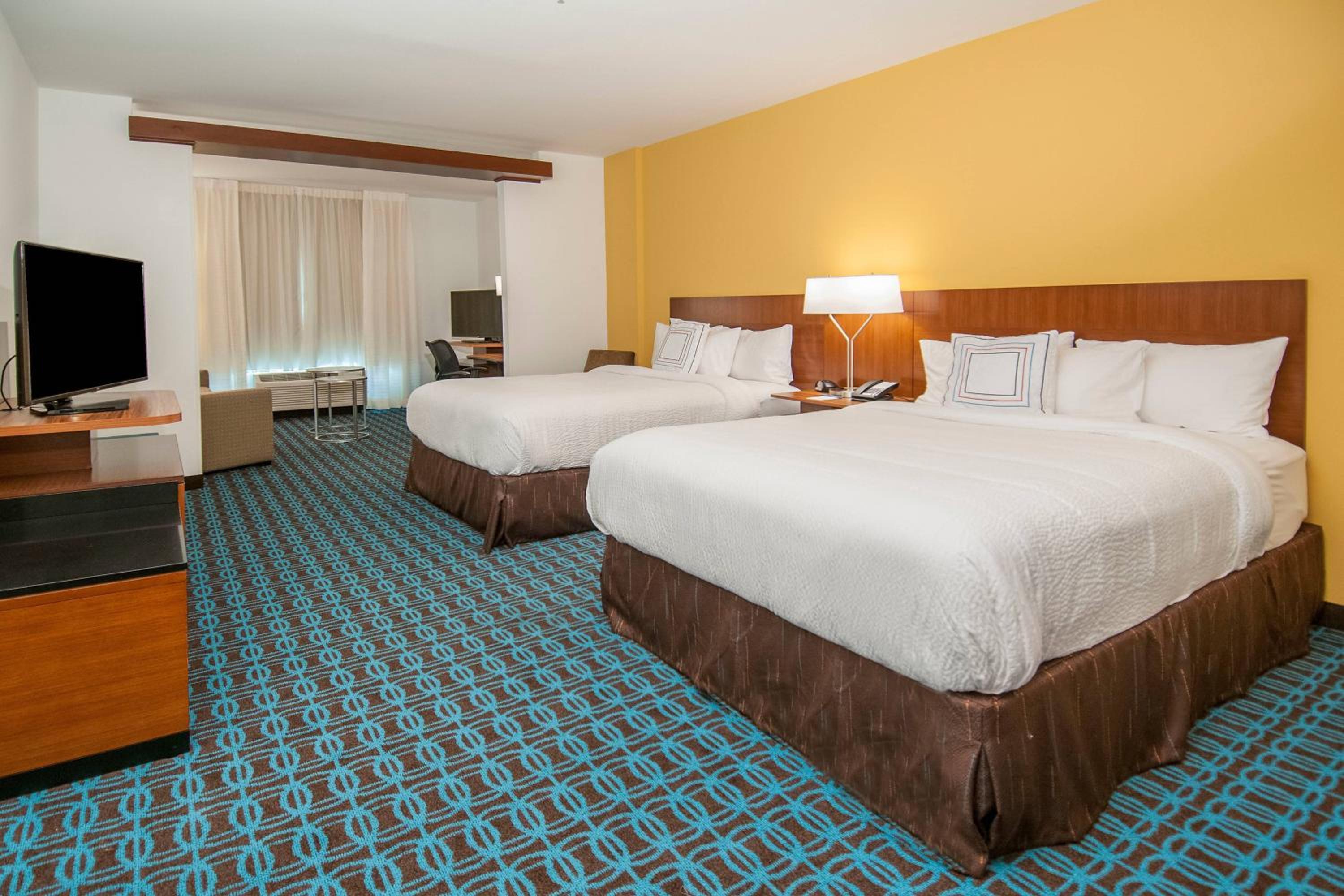 Queen Suite with Two Queen Beds, Bathtub and Sofa Bed - Mobility Access/Hearing Accessible - Photo 2