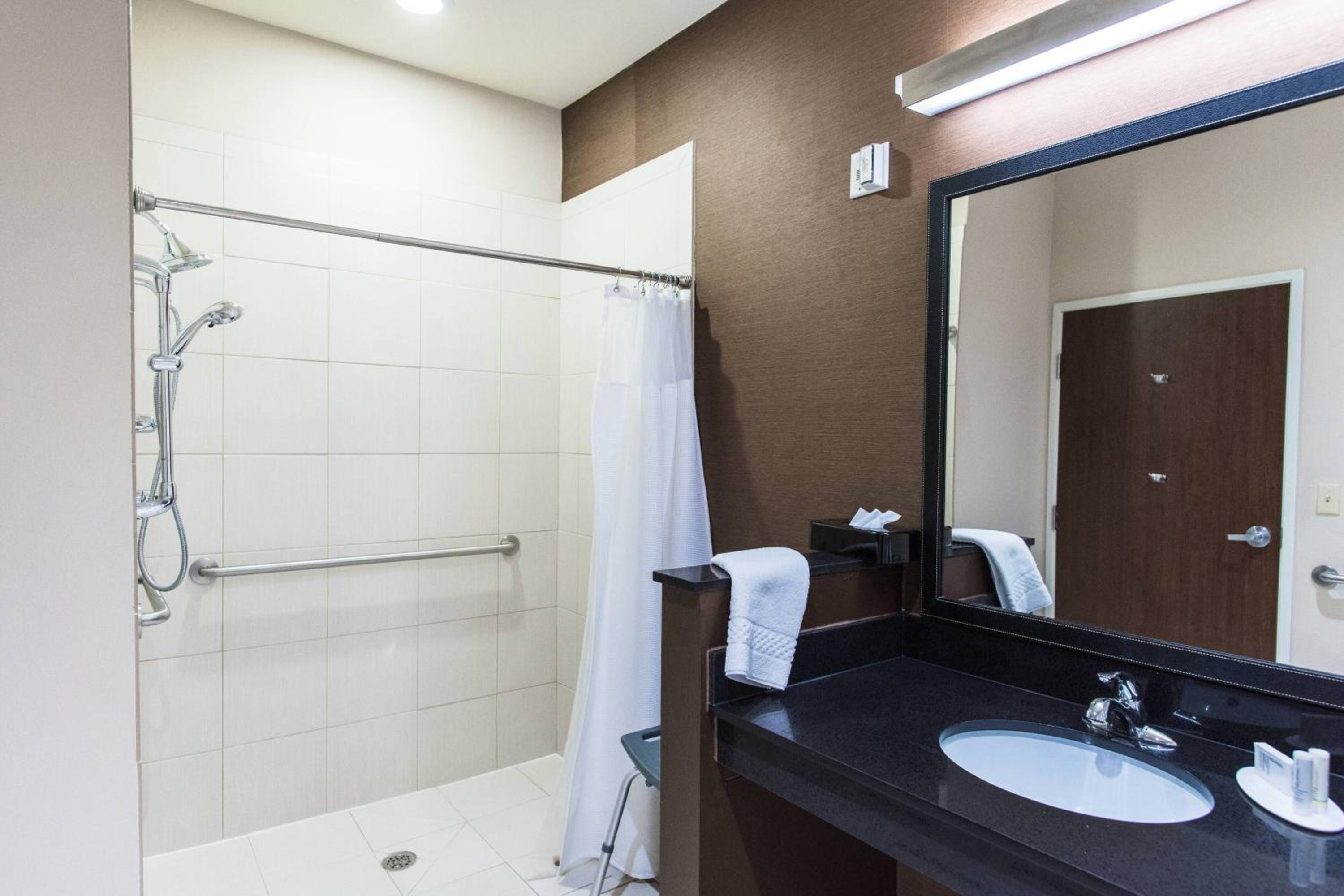 King Room - Hearing Accessible photo 2